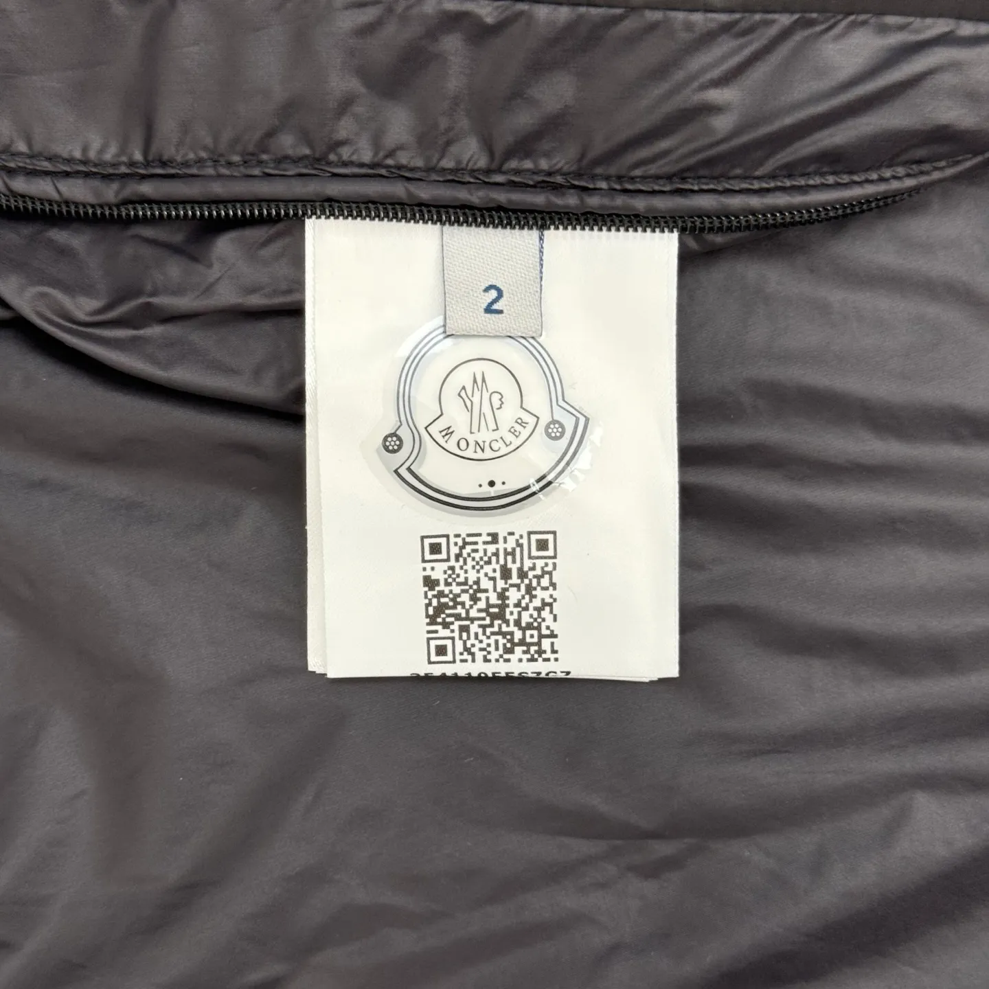 P640 Moncler 25SS new cotton jacket SIZE 1/2/3/4 This Ouge jacket combines streamlined beauty and practical function, and is made of nylon fabric. This functional fabric has a silky feel. It offers protection when you need it while offering a sleek silhouette with a removable pull-out hood. It is embellished with the same color monogram details, the sleeves are decorated with Meng family armbands, zipper closure, zipper pockets, and the elasticity of the hem is adjustable. It is both warm and handsome. It is a must-have item for autumn. It is suitable for both men and women. Highly recommended! Color: black white