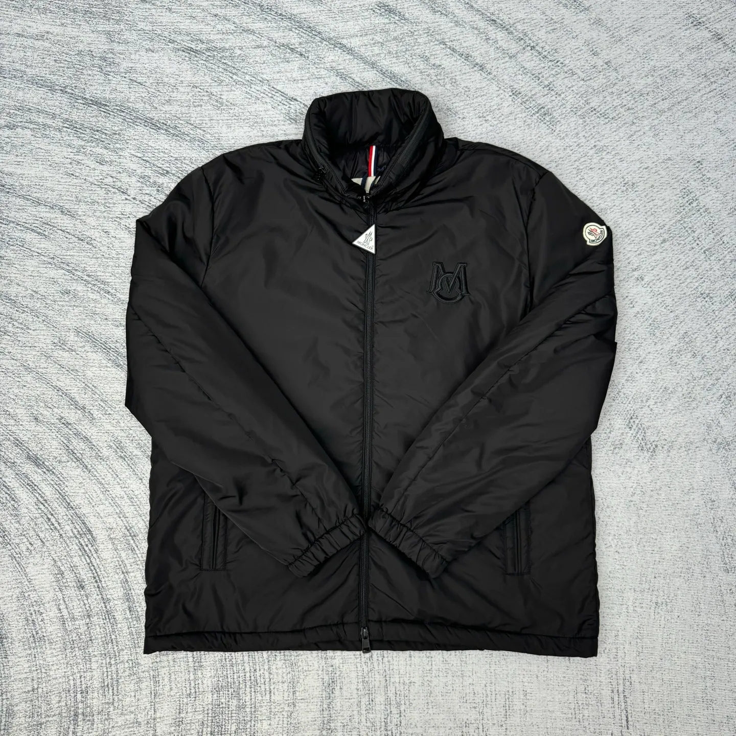 P640 Moncler 25SS new cotton jacket SIZE 1/2/3/4 This Ouge jacket combines streamlined beauty and practical function, and is made of nylon fabric. This functional fabric has a silky feel. It offers protection when you need it while offering a sleek silhouette with a removable pull-out hood. It is embellished with the same color monogram details, the sleeves are decorated with Meng family armbands, zipper closure, zipper pockets, and the elasticity of the hem is adjustable. It is both warm and handsome. It is a must-have item for autumn. It is suitable for both men and women. Highly recommended! Color: black white