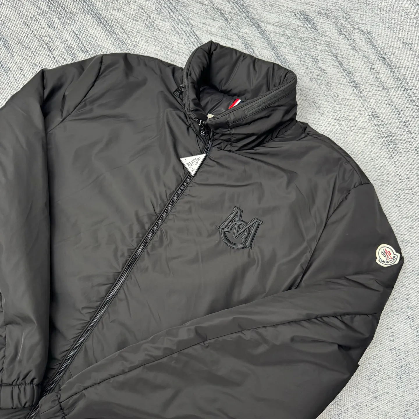 P640 Moncler 25SS new cotton jacket SIZE 1/2/3/4 This Ouge jacket combines streamlined beauty and practical function, and is made of nylon fabric. This functional fabric has a silky feel. It offers protection when you need it while offering a sleek silhouette with a removable pull-out hood. It is embellished with the same color monogram details, the sleeves are decorated with Meng family armbands, zipper closure, zipper pockets, and the elasticity of the hem is adjustable. It is both warm and handsome. It is a must-have item for autumn. It is suitable for both men and women. Highly recommended! Color: black white