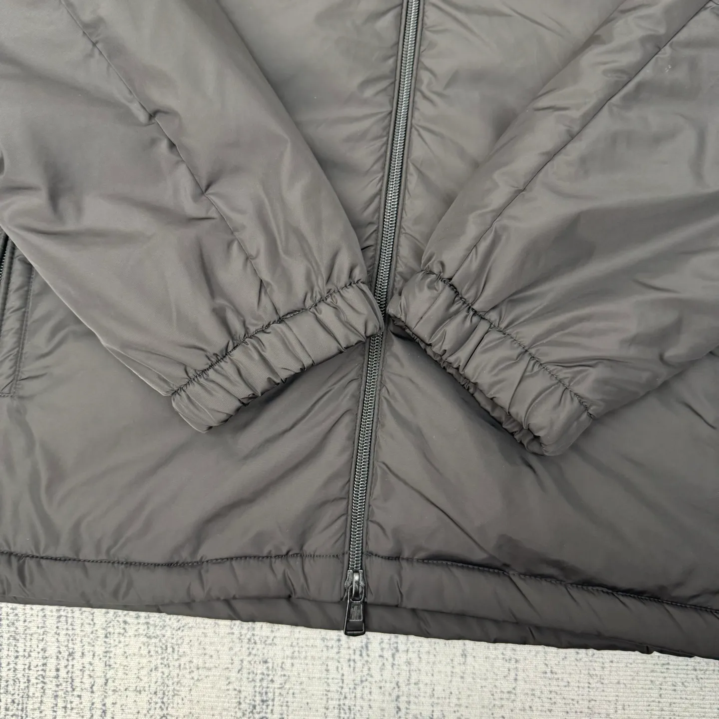 P640 Moncler 25SS new cotton jacket SIZE 1/2/3/4 This Ouge jacket combines streamlined beauty and practical function, and is made of nylon fabric. This functional fabric has a silky feel. It offers protection when you need it while offering a sleek silhouette with a removable pull-out hood. It is embellished with the same color monogram details, the sleeves are decorated with Meng family armbands, zipper closure, zipper pockets, and the elasticity of the hem is adjustable. It is both warm and handsome. It is a must-have item for autumn. It is suitable for both men and women. Highly recommended! Color: black white
