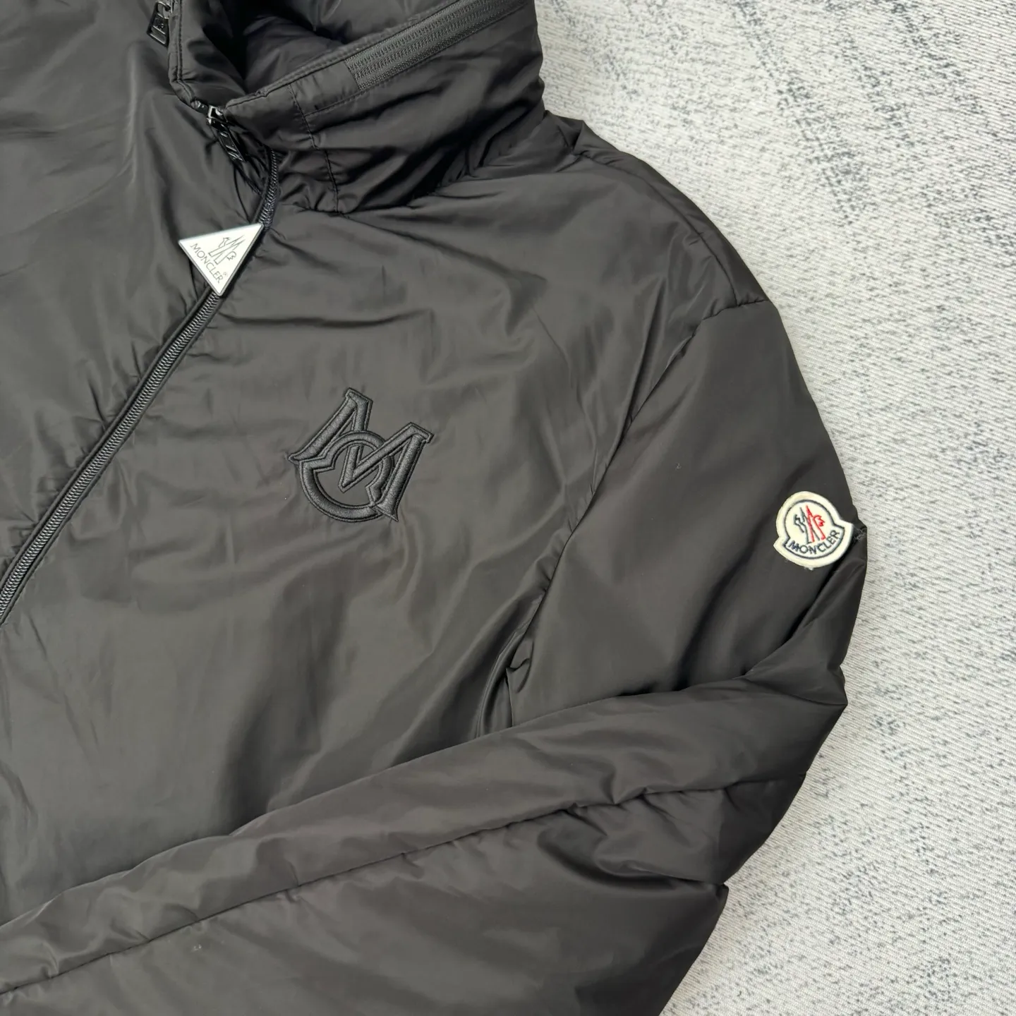 P640 Moncler 25SS new cotton jacket SIZE 1/2/3/4 This Ouge jacket combines streamlined beauty and practical function, and is made of nylon fabric. This functional fabric has a silky feel. It offers protection when you need it while offering a sleek silhouette with a removable pull-out hood. It is embellished with the same color monogram details, the sleeves are decorated with Meng family armbands, zipper closure, zipper pockets, and the elasticity of the hem is adjustable. It is both warm and handsome. It is a must-have item for autumn. It is suitable for both men and women. Highly recommended! Color: black white