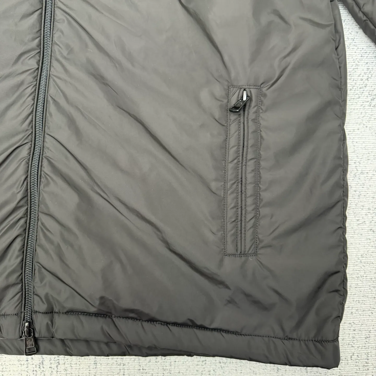 P640 Moncler 25SS new cotton jacket SIZE 1/2/3/4 This Ouge jacket combines streamlined beauty and practical function, and is made of nylon fabric. This functional fabric has a silky feel. It offers protection when you need it while offering a sleek silhouette with a removable pull-out hood. It is embellished with the same color monogram details, the sleeves are decorated with Meng family armbands, zipper closure, zipper pockets, and the elasticity of the hem is adjustable. It is both warm and handsome. It is a must-have item for autumn. It is suitable for both men and women. Highly recommended! Color: black white