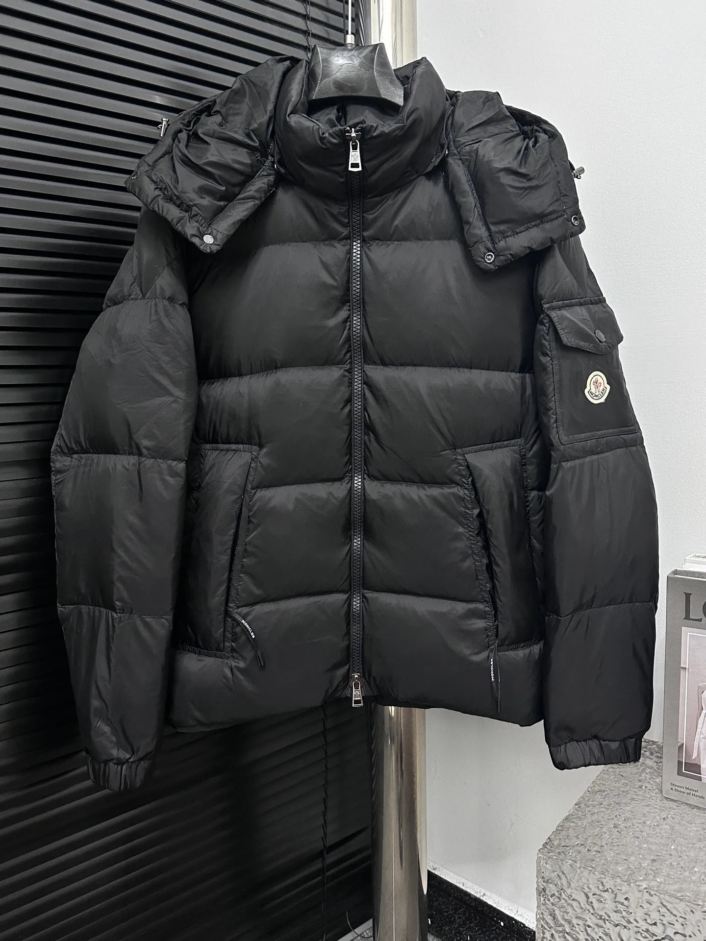 P880 [Moncler] Mengkou 25 new autumn and winter down jacket. Original custom-made hardware accessories are all imported and original customization. Welcome to compare. Absolutely high quality. Use top-grade 90 white duck down. Super soft and fluffy. Super heavy-duty. Fabric workmanship. 👍Perfect version. Note⚠The fabric is super comfortable. Exclusive model. Non-market goods. Same style for men and women. Color; black gray. Code number: 1 2 3 4 5
