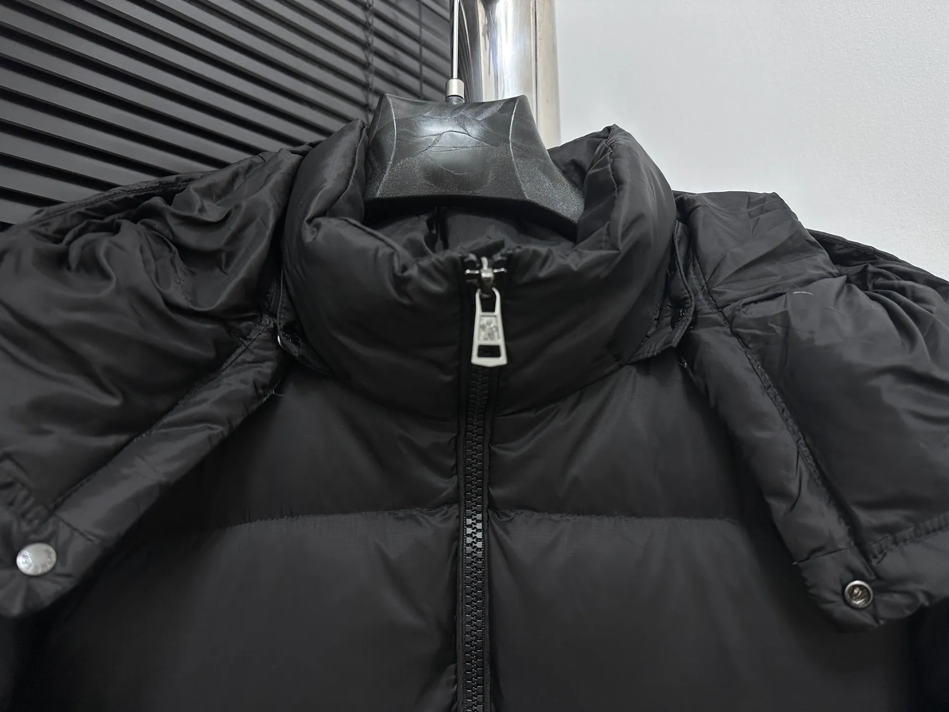 P880 [Moncler] Mengkou 25 new autumn and winter down jacket. Original custom-made hardware accessories are all imported and original customization. Welcome to compare. Absolutely high quality. Use top-grade 90 white duck down. Super soft and fluffy. Super heavy-duty. Fabric workmanship. 👍Perfect version. Note⚠The fabric is super comfortable. Exclusive model. Non-market goods. Same style for men and women. Color; black gray. Code number: 1 2 3 4 5