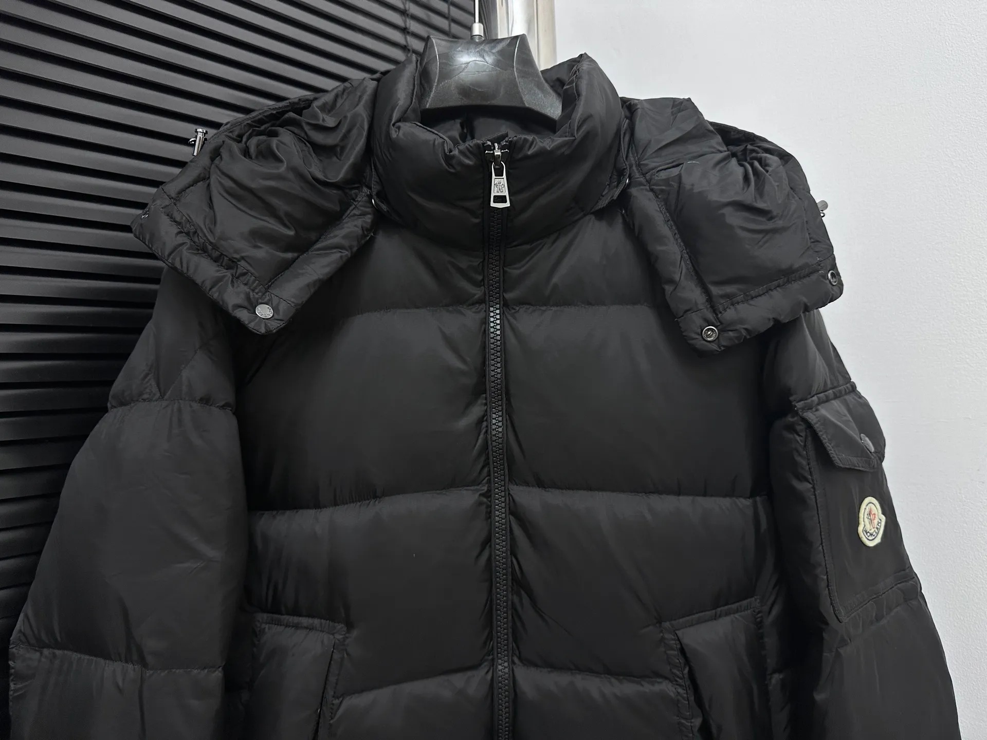 P880 [Moncler] Mengkou 25 new autumn and winter down jacket. Original custom-made hardware accessories are all imported and original customization. Welcome to compare. Absolutely high quality. Use top-grade 90 white duck down. Super soft and fluffy. Super heavy-duty. Fabric workmanship. 👍Perfect version. Note⚠The fabric is super comfortable. Exclusive model. Non-market goods. Same style for men and women. Color; black gray. Code number: 1 2 3 4 5