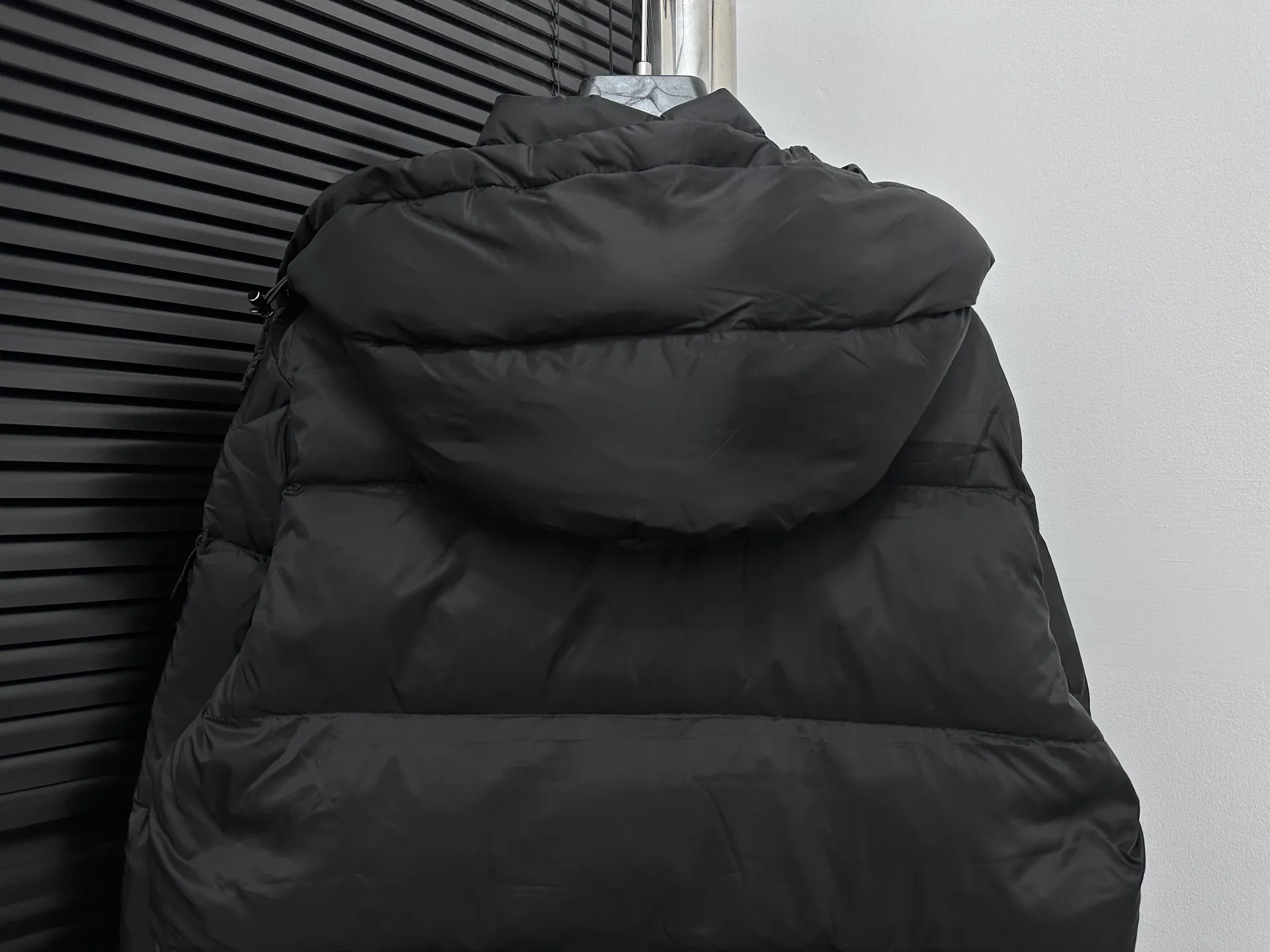 P880 [Moncler] Mengkou 25 new autumn and winter down jacket. Original custom-made hardware accessories are all imported and original customization. Welcome to compare. Absolutely high quality. Use top-grade 90 white duck down. Super soft and fluffy. Super heavy-duty. Fabric workmanship. 👍Perfect version. Note⚠The fabric is super comfortable. Exclusive model. Non-market goods. Same style for men and women. Color; black gray. Code number: 1 2 3 4 5