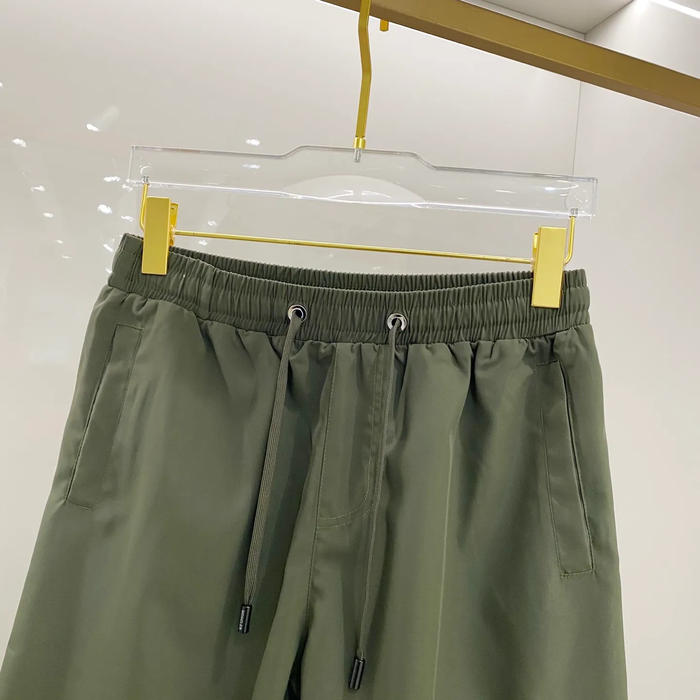 P190 🌸🌸 Moncler 2025 spring and summer new trousers [beach pants] are comfortable to wear, low-key yet luxurious, very high-end, and have a fashionable and high-end pocket design. Needless to say, the trousers style and cut are exquisite and lively. Real first-class and top-quality materials. Really top-level casual pants and elastic pants, of outstanding quality. After heavy washing, the pants are very soft, not fussy, and the upper body is absolutely stylish and extremely luxurious. Size:M-4XL