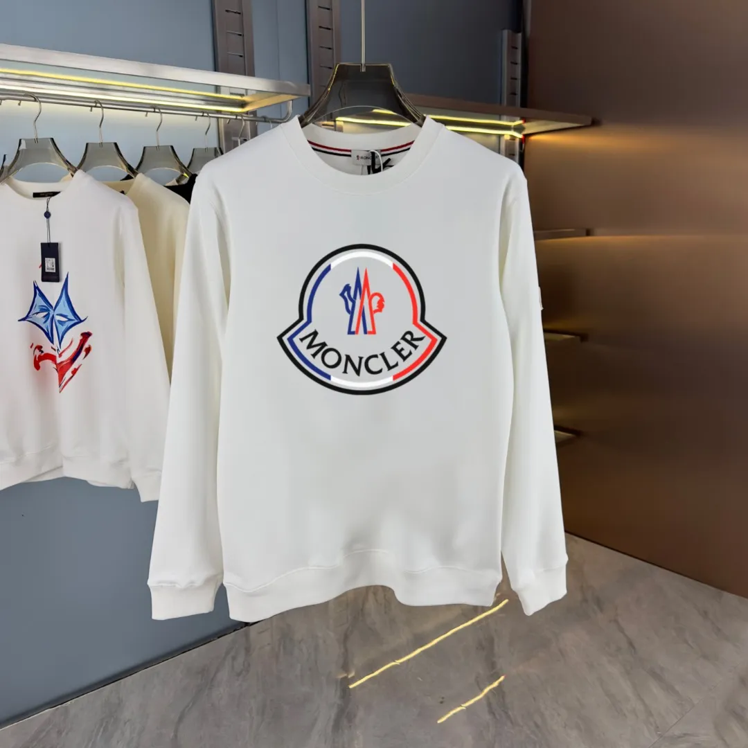 P210 high version sweatshirt) 📦With exclusive picture packaging📦 [Long-term ready stock] Upgraded version "Mobile phone smart sensor ~ NFC chip armband ~ Direct access to the official website anti-counterfeiting" 〖 𝐌𝐎𝐍𝐂𝐋𝐄𝐑 ~ Mouth covering〗 2025 new high quality, using 450g heavyweight fabric Different from the market currency, you can mix and match everything at will and you will be handsome😎The whole clothes is made of double waistcoats. The double waistcoats make the whole dress more three-dimensional. It is not an ordinary factory that can do such fine work. 2025 autumn and winter new style, on sale at the counter, exquisite printed round neck terry sweatshirt. High-end double-ply cotton. Customized stretch ribs are dyed in the same vat. Three standards are complete. It is matched with digital printing patterns and is very breathable. Same style for men and women. Color: black, white, apricot. Size: S M L XL 2XL