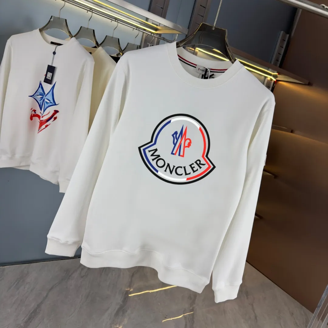 P210 high version sweatshirt) 📦With exclusive picture packaging📦 [Long-term ready stock] Upgraded version "Mobile phone smart sensor ~ NFC chip armband ~ Direct access to the official website anti-counterfeiting" 〖 𝐌𝐎𝐍𝐂𝐋𝐄𝐑 ~ Mouth covering〗 2025 new high quality, using 450g heavyweight fabric Different from the market currency, you can mix and match everything at will and you will be handsome😎The whole clothes is made of double waistcoats. The double waistcoats make the whole dress more three-dimensional. It is not an ordinary factory that can do such fine work. 2025 autumn and winter new style, on sale at the counter, exquisite printed round neck terry sweatshirt. High-end double-ply cotton. Customized stretch ribs are dyed in the same vat. Three standards are complete. It is matched with digital printing patterns and is very breathable. Same style for men and women. Color: black, white, apricot. Size: S M L XL 2XL