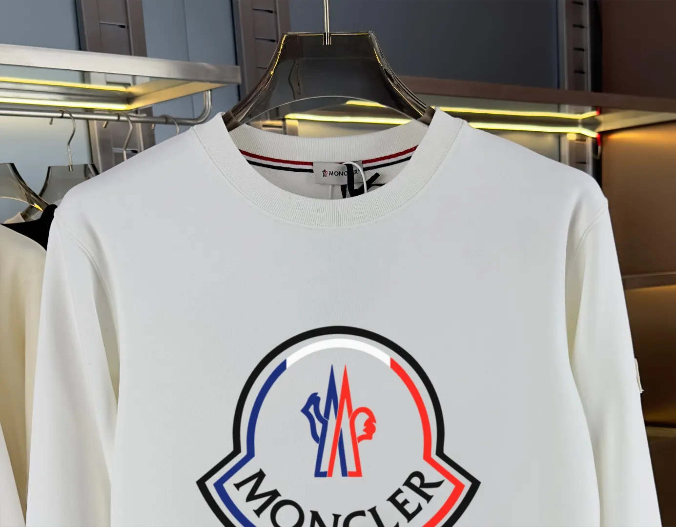 P210 high version sweatshirt) 📦With exclusive picture packaging📦 [Long-term ready stock] Upgraded version "Mobile phone smart sensor ~ NFC chip armband ~ Direct access to the official website anti-counterfeiting" 〖 𝐌𝐎𝐍𝐂𝐋𝐄𝐑 ~ Mouth covering〗 2025 new high quality, using 450g heavyweight fabric Different from the market currency, you can mix and match everything at will and you will be handsome😎The whole clothes is made of double waistcoats. The double waistcoats make the whole dress more three-dimensional. It is not an ordinary factory that can do such fine work. 2025 autumn and winter new style, on sale at the counter, exquisite printed round neck terry sweatshirt. High-end double-ply cotton. Customized stretch ribs are dyed in the same vat. Three standards are complete. It is matched with digital printing patterns and is very breathable. Same style for men and women. Color: black, white, apricot. Size: S M L XL 2XL