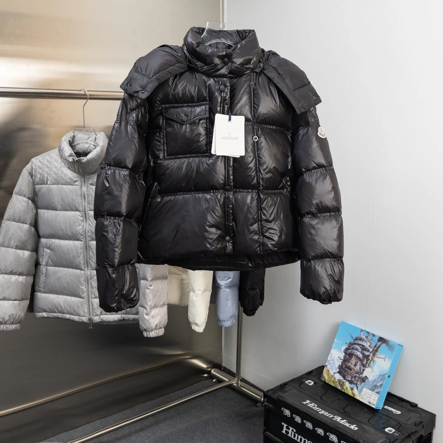 P910 Special down is coming🆕🆕🆕🆕Moncler Erea (2025 popular little puff) women's square quilted hooded short down jacket. Special goose down filling. Super full filling. It distinguishes all low-end dry versions in the market. The Erea women's short down jacket is made of glossy fabrics, interpreting bold geometric designs and adding a unique style.  The Erea down jacket is a modern take on shapes and textures. Short design in functional super laqué nylon with a glossy finish. This hooded insulated piece features a double-snap closure for an asymmetrical shape. The body and sleeves are quilted in varying sizes for a geometric feel. Details •Made from super laqué fabric •Nylon lining •Down filling •Removable and adjustable hood •Zip and snap fastening •Zippered pockets •Snap studs on chest pockets •Drawstring hem