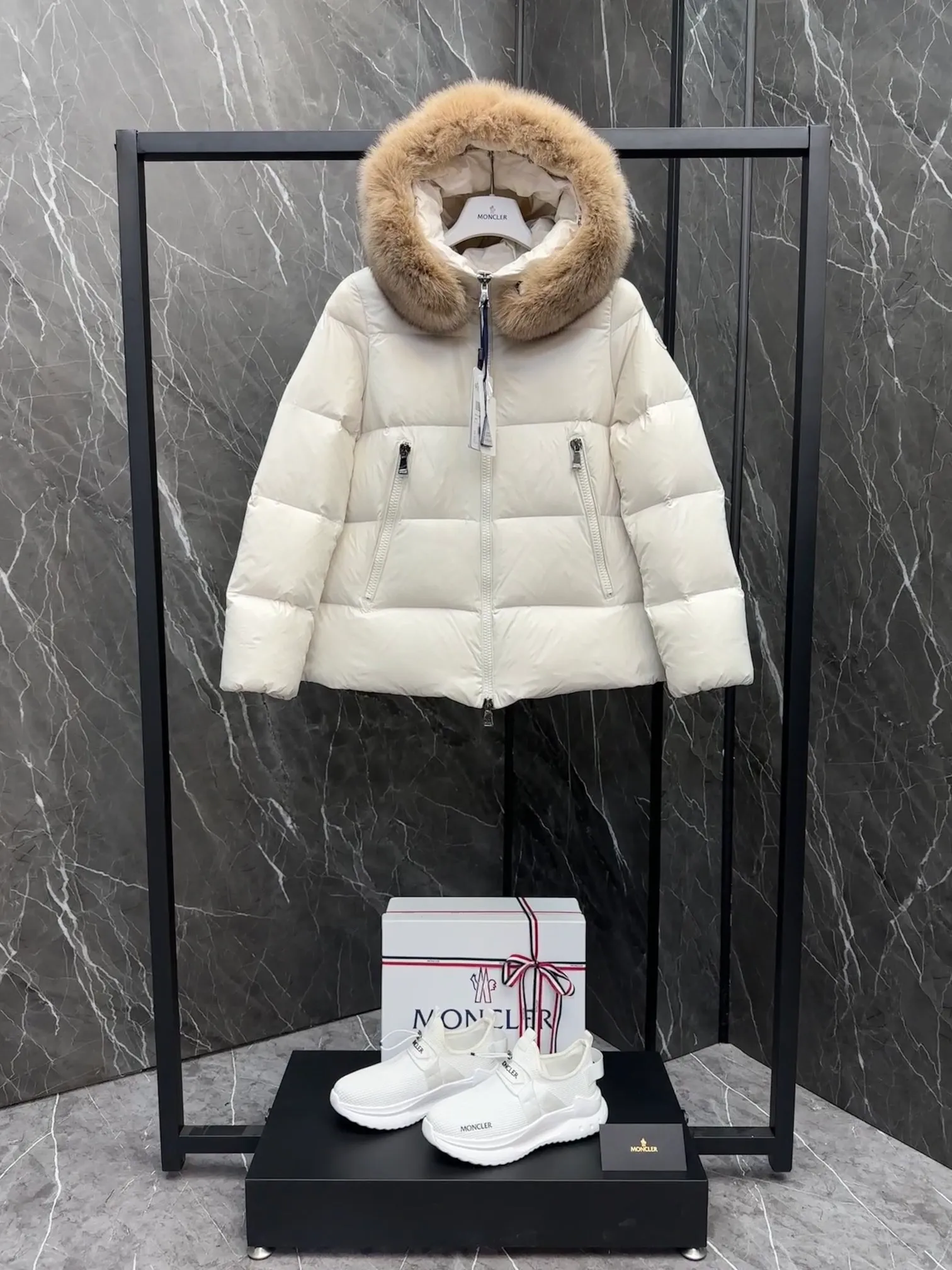 P1060 moncler🌟 25s new autumn and winter classic doll version hooded fur collar down jacket. Original custom-made extra large raccoon fur collar. Memory silk fabric texture is awesome. Age-reducing girl style. A-line version casual and age-reducing and fashionable. National standard imported 90 velvet filling. Light, warm and comfortable. Original hardware accessories. Original mark and original mark. Full size: 1234