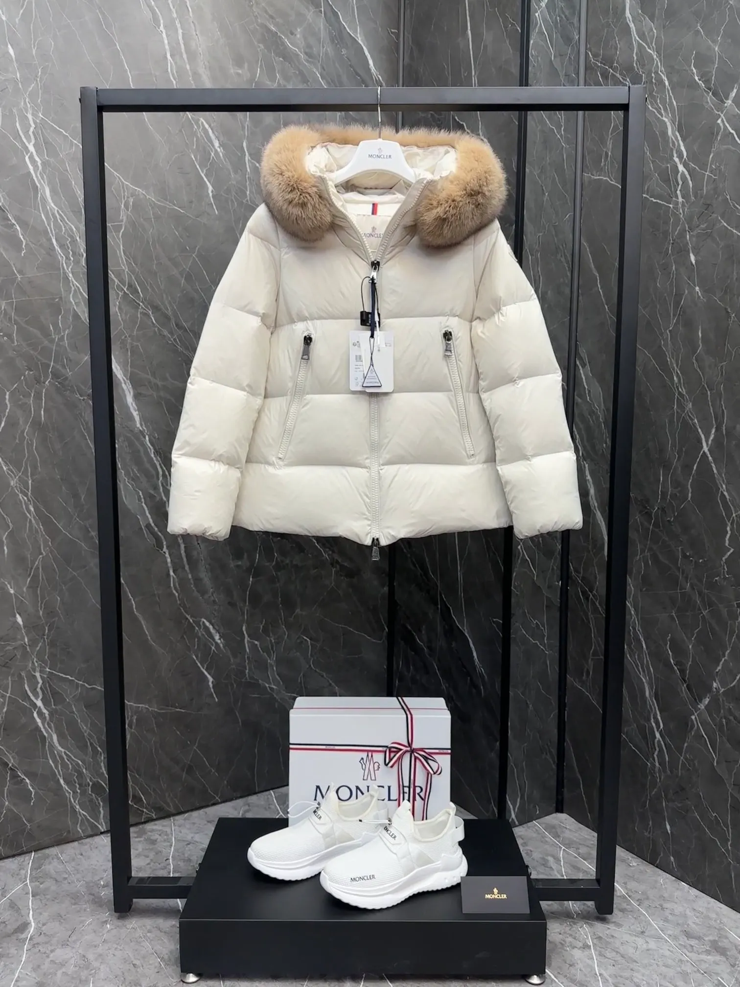 P1060 moncler🌟 25s new autumn and winter classic doll version hooded fur collar down jacket. Original custom-made extra large raccoon fur collar. Memory silk fabric texture is awesome. Age-reducing girl style. A-line version casual and age-reducing and fashionable. National standard imported 90 velvet filling. Light, warm and comfortable. Original hardware accessories. Original mark and original mark. Full size: 1234