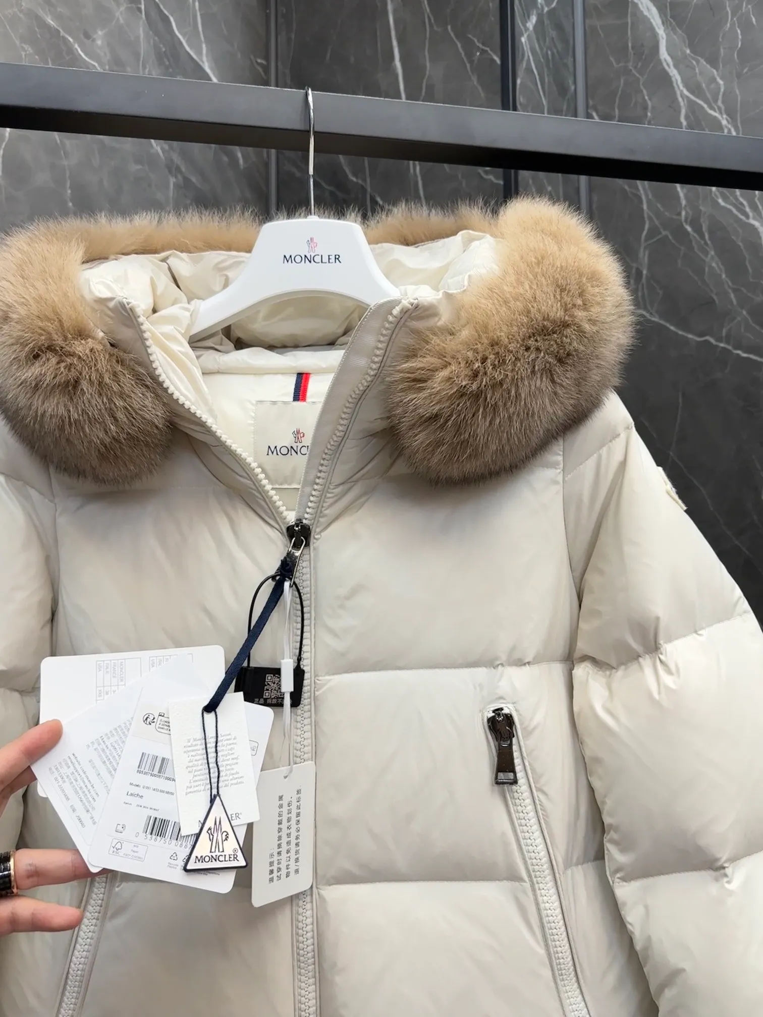 P1060 moncler🌟 25s new autumn and winter classic doll version hooded fur collar down jacket. Original custom-made extra large raccoon fur collar. Memory silk fabric texture is awesome. Age-reducing girl style. A-line version casual and age-reducing and fashionable. National standard imported 90 velvet filling. Light, warm and comfortable. Original hardware accessories. Original mark and original mark. Full size: 1234