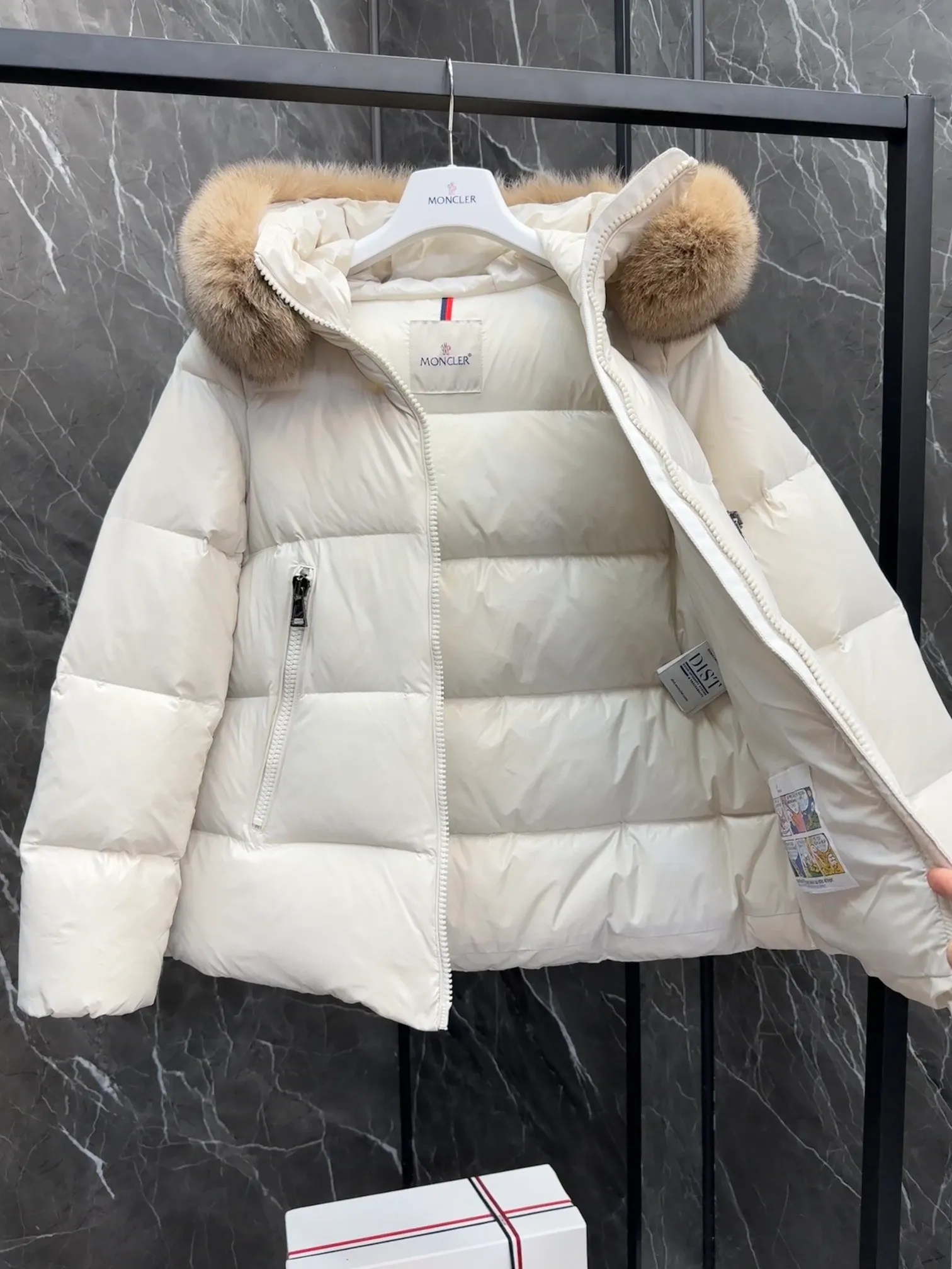 P1060 moncler🌟 25s new autumn and winter classic doll version hooded fur collar down jacket. Original custom-made extra large raccoon fur collar. Memory silk fabric texture is awesome. Age-reducing girl style. A-line version casual and age-reducing and fashionable. National standard imported 90 velvet filling. Light, warm and comfortable. Original hardware accessories. Original mark and original mark. Full size: 1234