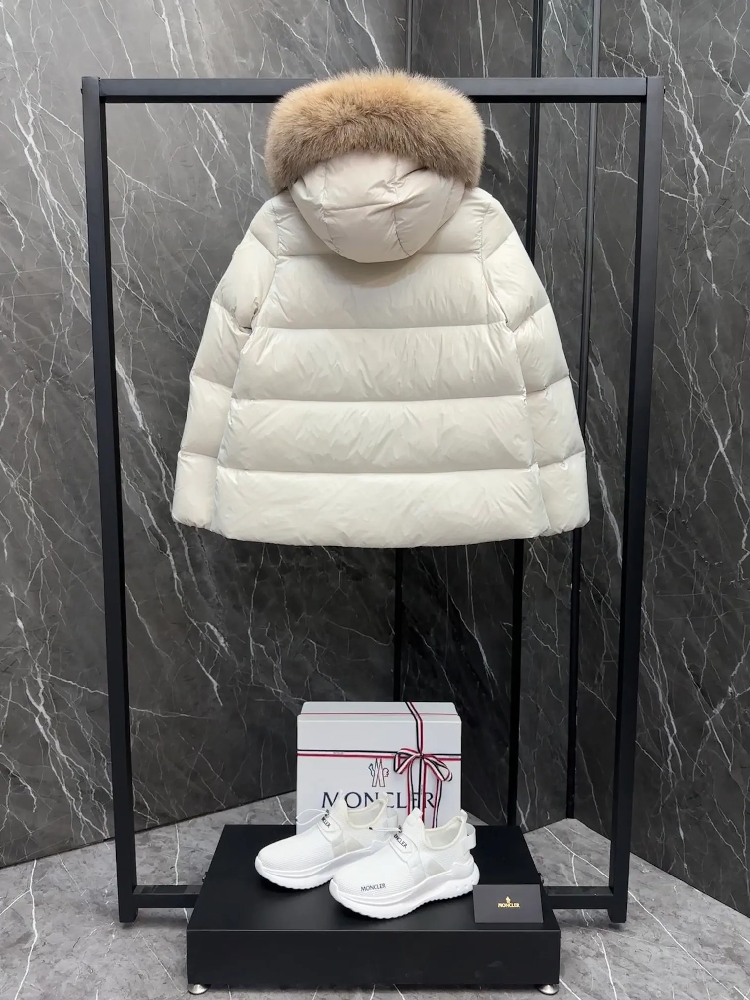 P1060 moncler🌟 25s new autumn and winter classic doll version hooded fur collar down jacket. Original custom-made extra large raccoon fur collar. Memory silk fabric texture is awesome. Age-reducing girl style. A-line version casual and age-reducing and fashionable. National standard imported 90 velvet filling. Light, warm and comfortable. Original hardware accessories. Original mark and original mark. Full size: 1234