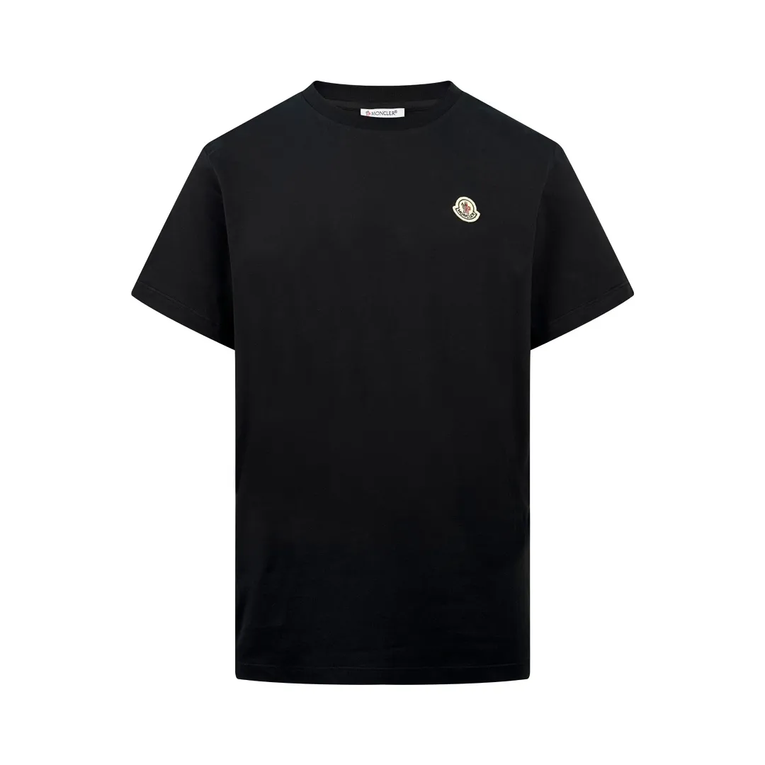 P180 Moncler logo short sleeves. Customized Yunshu velvet cotton plain. Soft and delicate, comfortable and close to the skin. The iconic Moncler logo is embellished on the chest. It is like the soul imprint of the artist. It is highly recognizable. The main color is inky black. The depth of the night. The ultimate product. Needless to say, the end of the outfit is minimalism. Process 1: Computer pattern sewing machine technology. Input the required pattern through computer software. High-precision positioning system ensures the accurate position of the pattern on the fabric. It has an automatic sewing function and can automatically complete the sewing process. Process 2: The fabrics are washed and have a better hand feel. Not easy to deform, not easy to shrink, not easy to fade, and maintain long-term beauty. Accessories: Customized 1:1 Moncler embroidery logo Customized 1:1 Moncler trademark Version: Loose version Size: S M L XL Style number: 25110