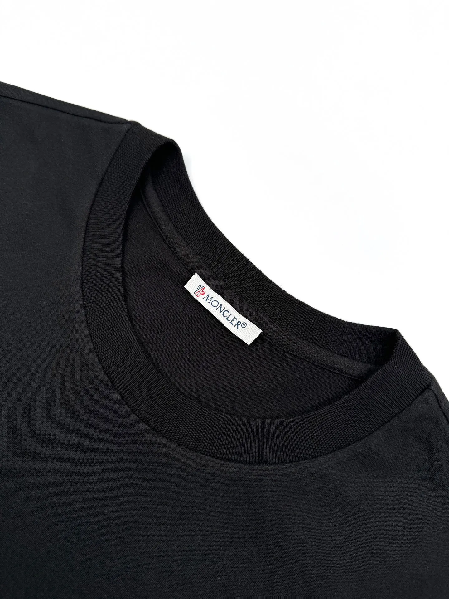 P180 Moncler logo short sleeves. Customized Yunshu velvet cotton plain. Soft and delicate, comfortable and close to the skin. The iconic Moncler logo is embellished on the chest. It is like the soul imprint of the artist. It is highly recognizable. The main color is inky black. The depth of the night. The ultimate product. Needless to say, the end of the outfit is minimalism. Process 1: Computer pattern sewing machine technology. Input the required pattern through computer software. High-precision positioning system ensures the accurate position of the pattern on the fabric. It has an automatic sewing function and can automatically complete the sewing process. Process 2: The fabrics are washed and have a better hand feel. Not easy to deform, not easy to shrink, not easy to fade, and maintain long-term beauty. Accessories: Customized 1:1 Moncler embroidery logo Customized 1:1 Moncler trademark Version: Loose version Size: S M L XL Style number: 25110