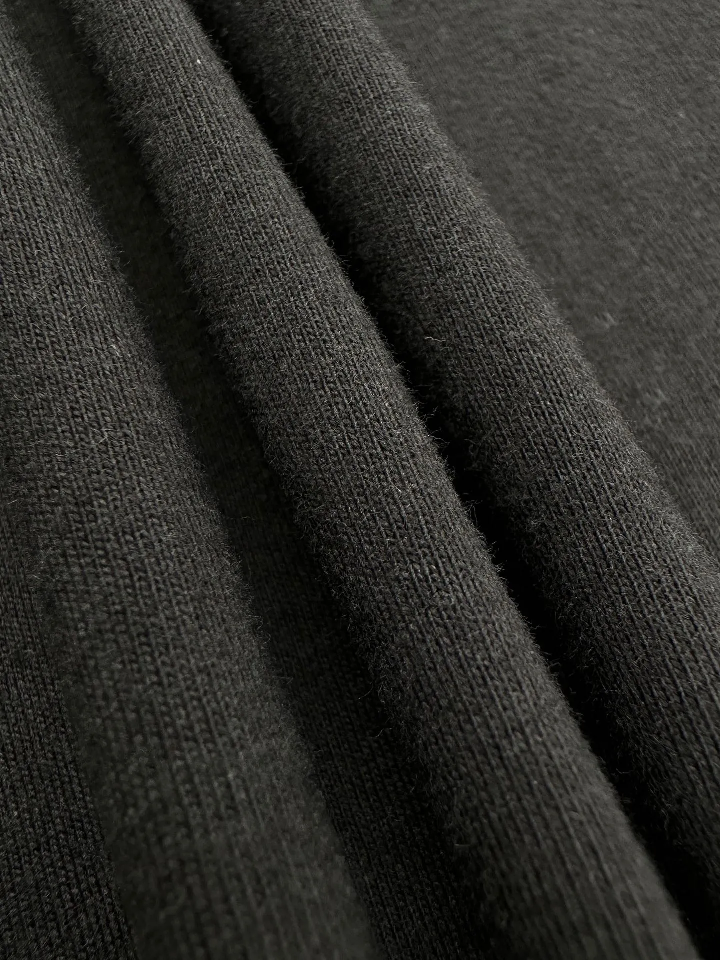 P180 Moncler logo short sleeves. Customized Yunshu velvet cotton plain. Soft and delicate, comfortable and close to the skin. The iconic Moncler logo is embellished on the chest. It is like the soul imprint of the artist. It is highly recognizable. The main color is inky black. The depth of the night. The ultimate product. Needless to say, the end of the outfit is minimalism. Process 1: Computer pattern sewing machine technology. Input the required pattern through computer software. High-precision positioning system ensures the accurate position of the pattern on the fabric. It has an automatic sewing function and can automatically complete the sewing process. Process 2: The fabrics are washed and have a better hand feel. Not easy to deform, not easy to shrink, not easy to fade, and maintain long-term beauty. Accessories: Customized 1:1 Moncler embroidery logo Customized 1:1 Moncler trademark Version: Loose version Size: S M L XL Style number: 25110