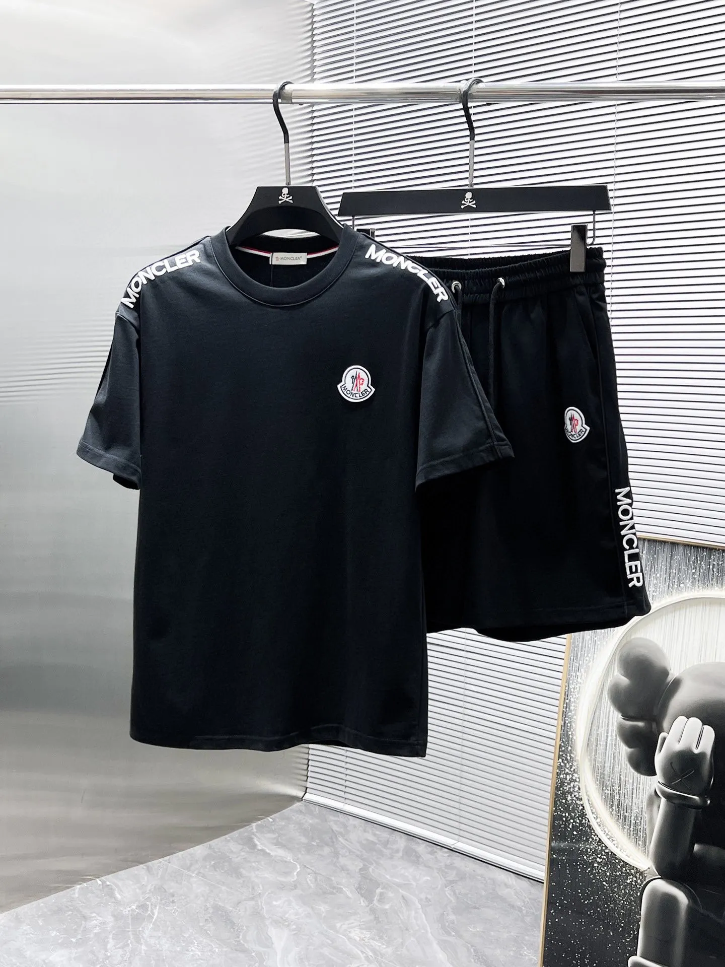 P560 Brand [MONCLER Mouth Covered] 2025 round neck short-sleeved shorts suit. The pure cotton fabric upper body will not be stuffy, the smooth and comfortable skin-friendly effect is more breathable, the fabric has its own texture, classic logo technology, a new interpretation from a unique angle, the first choice for fashion and versatility! Size: M-3XL (maximum wear: 190 pounds)