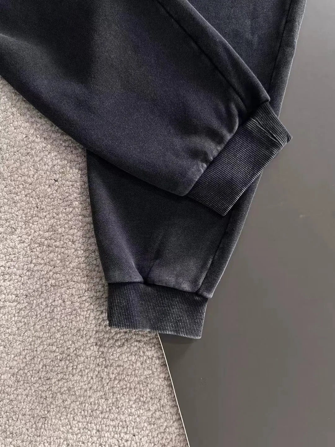 Next day shipment P360 MONCLER/Mongoose Exclusive first release of 25ss autumn and winter new high-quality trousers Compare real-life details at will A perfect choice for autumn and winter. A must-have item. Loose fit. Please refer to the size chart when placing an order: S to XXL (or state your height and weight when placing an order)