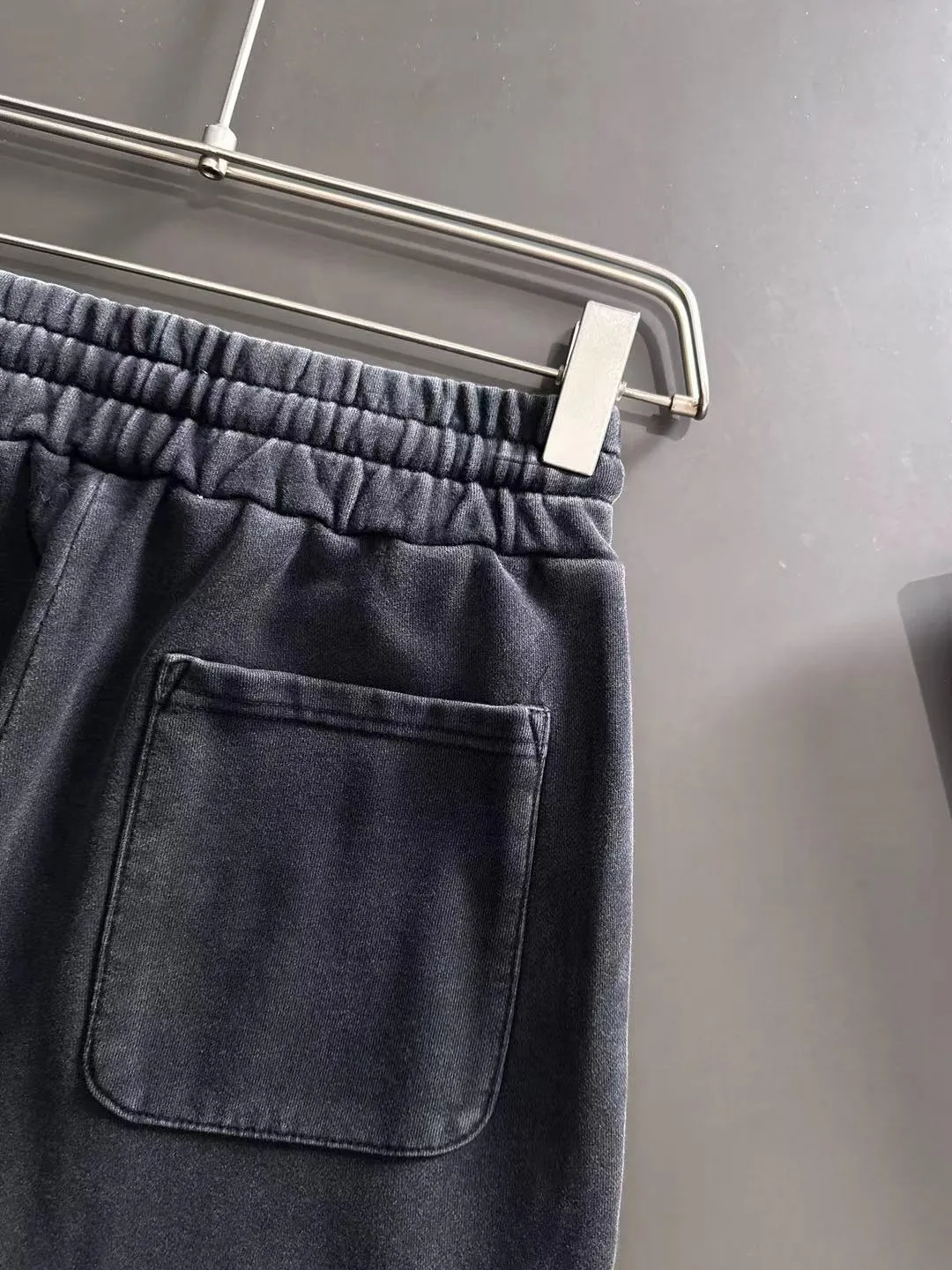 Next day shipment P360 MONCLER/Mongoose Exclusive first release of 25ss autumn and winter new high-quality trousers Compare real-life details at will A perfect choice for autumn and winter. A must-have item. Loose fit. Please refer to the size chart when placing an order: S to XXL (or state your height and weight when placing an order)