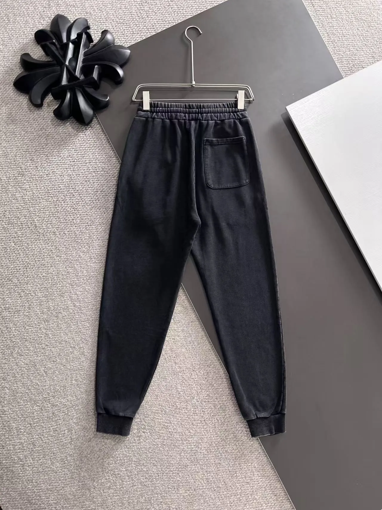 Next day shipment P360 MONCLER/Mongoose Exclusive first release of 25ss autumn and winter new high-quality trousers Compare real-life details at will A perfect choice for autumn and winter. A must-have item. Loose fit. Please refer to the size chart when placing an order: S to XXL (or state your height and weight when placing an order)