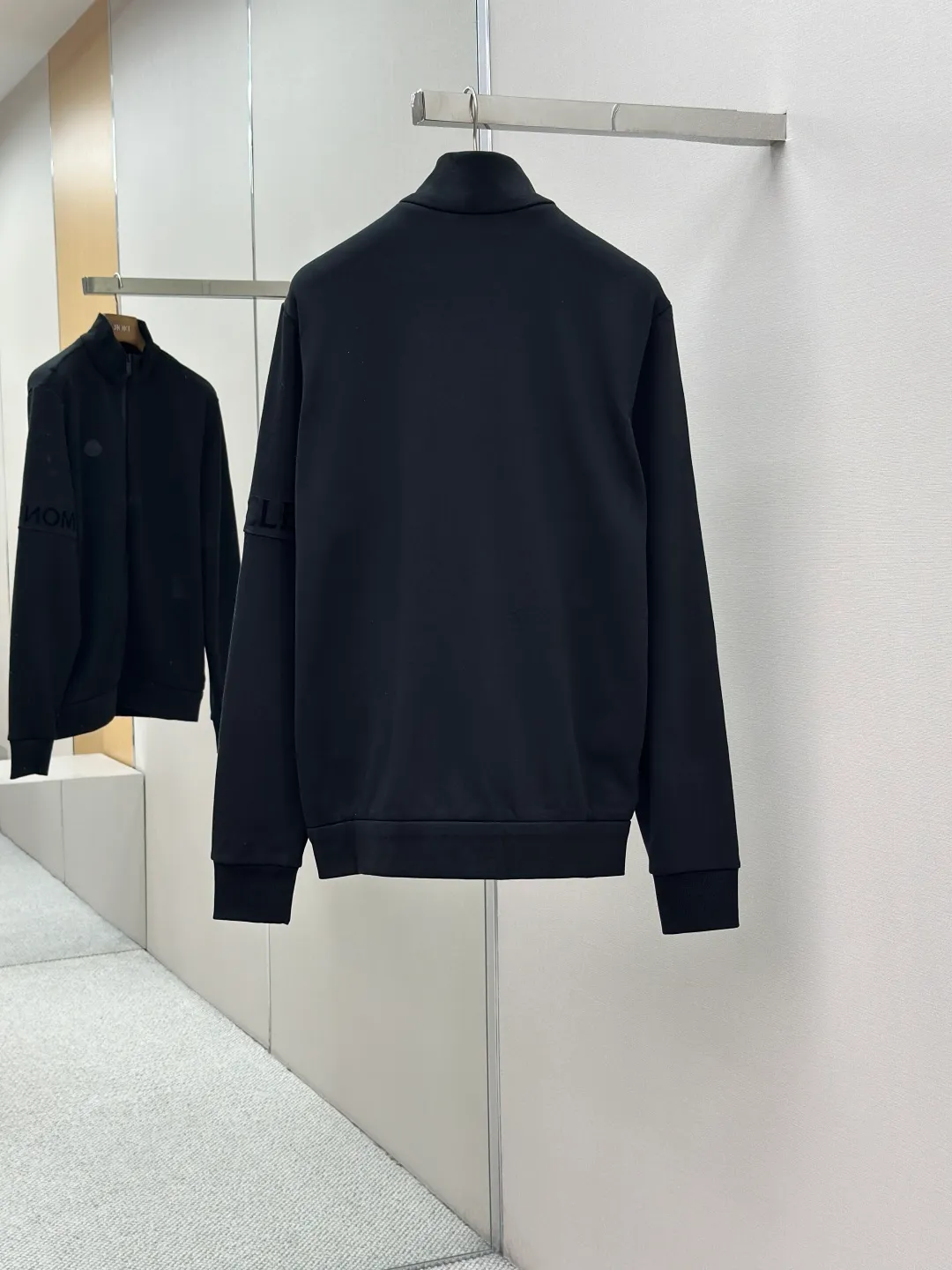 P460 MONCLER stand-up collar cotton solid color zipper sweatshirt ●Original version: purchased and developed for 7300 ●Item number: 1681451-A95 ●Fabric: Austrian cotton sweatshirt fabric ●Technology: high temperature heat transfer ●Color: black ●Version: fitted version ●Weight: about 755 grams ●Size: S-M-L-XL ●Description: This jacket is made of high-quality stretch knitted fabric, which is soft and elastic. The black tone shows a simple and high-end feel. The stand-up collar design is equipped with a two-way metal zipper, which is smooth, durable and fits the neck well. The brand logo on the chest adopts three-dimensional embossing technology, and the pattern is clear and three-dimensional; the "MONCLER" letters on the sleeves and arms are embroidered with delicate stitches, highlighting the brand recognition. The body is sewn using industrial-grade flat-stitching technology, with smooth and even stitches. The rib design on the hem and cuffs is elasticized to fit the body shape and is durable. From the selection of fabrics to the control of craftsmanship details, every process reflects Moncler's pursuit of craftsmanship precision and fashion style. It not only retains the daily wearability of the jacket, but also demonstrates the brand's light luxury recognition through exquisite logos. It is a fusion of casual style and exquisite craftsmanship. The overall wiring is straight and delicate, the fabric is comfortable and soft, and the color is consistent without color difference. It can be matched with the same style to create a fashionable look and control various occasions. Customized accessories, complete with three standards, same style for men and women!