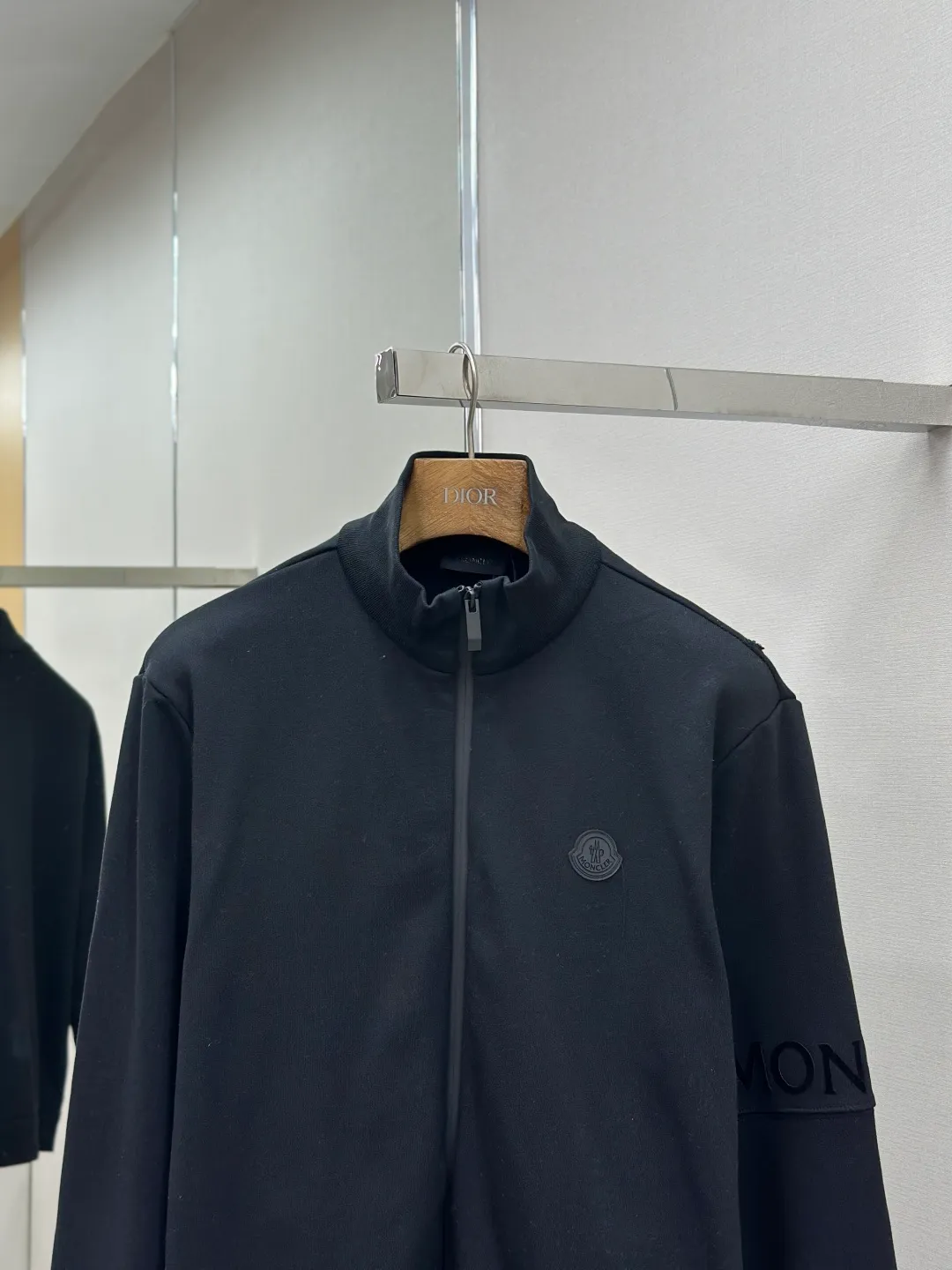 P460 MONCLER stand-up collar cotton solid color zipper sweatshirt ●Original version: purchased and developed for 7300 ●Item number: 1681451-A95 ●Fabric: Austrian cotton sweatshirt fabric ●Technology: high temperature heat transfer ●Color: black ●Version: fitted version ●Weight: about 755 grams ●Size: S-M-L-XL ●Description: This jacket is made of high-quality stretch knitted fabric, which is soft and elastic. The black tone shows a simple and high-end feel. The stand-up collar design is equipped with a two-way metal zipper, which is smooth, durable and fits the neck well. The brand logo on the chest adopts three-dimensional embossing technology, and the pattern is clear and three-dimensional; the "MONCLER" letters on the sleeves and arms are embroidered with delicate stitches, highlighting the brand recognition. The body is sewn using industrial-grade flat-stitching technology, with smooth and even stitches. The rib design on the hem and cuffs is elasticized to fit the body shape and is durable. From the selection of fabrics to the control of craftsmanship details, every process reflects Moncler's pursuit of craftsmanship precision and fashion style. It not only retains the daily wearability of the jacket, but also demonstrates the brand's light luxury recognition through exquisite logos. It is a fusion of casual style and exquisite craftsmanship. The overall wiring is straight and delicate, the fabric is comfortable and soft, and the color is consistent without color difference. It can be matched with the same style to create a fashionable look and control various occasions. Customized accessories, complete with three standards, same style for men and women!