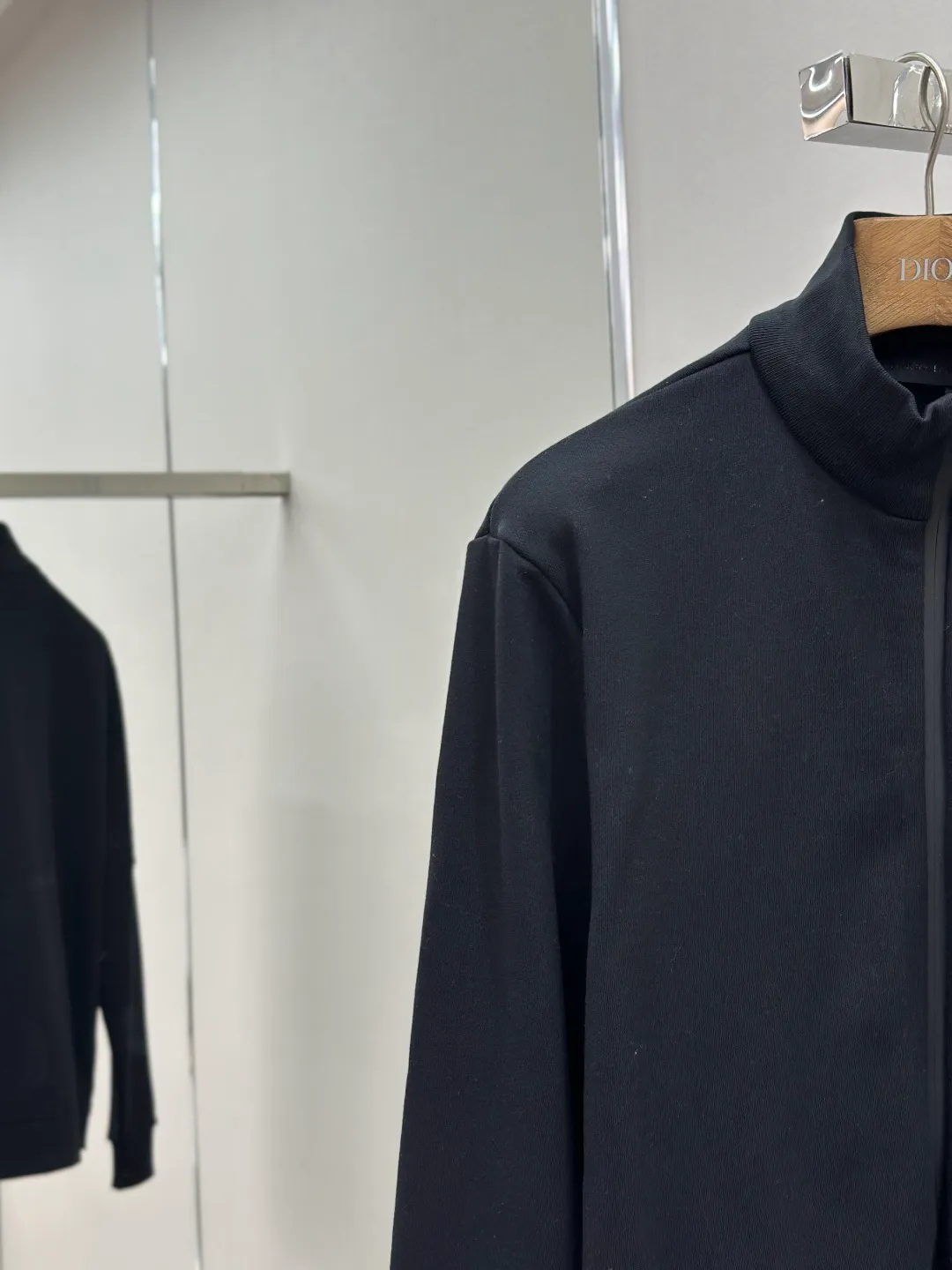 P460 MONCLER stand-up collar cotton solid color zipper sweatshirt ●Original version: purchased and developed for 7300 ●Item number: 1681451-A95 ●Fabric: Austrian cotton sweatshirt fabric ●Technology: high temperature heat transfer ●Color: black ●Version: fitted version ●Weight: about 755 grams ●Size: S-M-L-XL ●Description: This jacket is made of high-quality stretch knitted fabric, which is soft and elastic. The black tone shows a simple and high-end feel. The stand-up collar design is equipped with a two-way metal zipper, which is smooth, durable and fits the neck well. The brand logo on the chest adopts three-dimensional embossing technology, and the pattern is clear and three-dimensional; the "MONCLER" letters on the sleeves and arms are embroidered with delicate stitches, highlighting the brand recognition. The body is sewn using industrial-grade flat-stitching technology, with smooth and even stitches. The rib design on the hem and cuffs is elasticized to fit the body shape and is durable. From the selection of fabrics to the control of craftsmanship details, every process reflects Moncler's pursuit of craftsmanship precision and fashion style. It not only retains the daily wearability of the jacket, but also demonstrates the brand's light luxury recognition through exquisite logos. It is a fusion of casual style and exquisite craftsmanship. The overall wiring is straight and delicate, the fabric is comfortable and soft, and the color is consistent without color difference. It can be matched with the same style to create a fashionable look and control various occasions. Customized accessories, complete with three standards, same style for men and women!