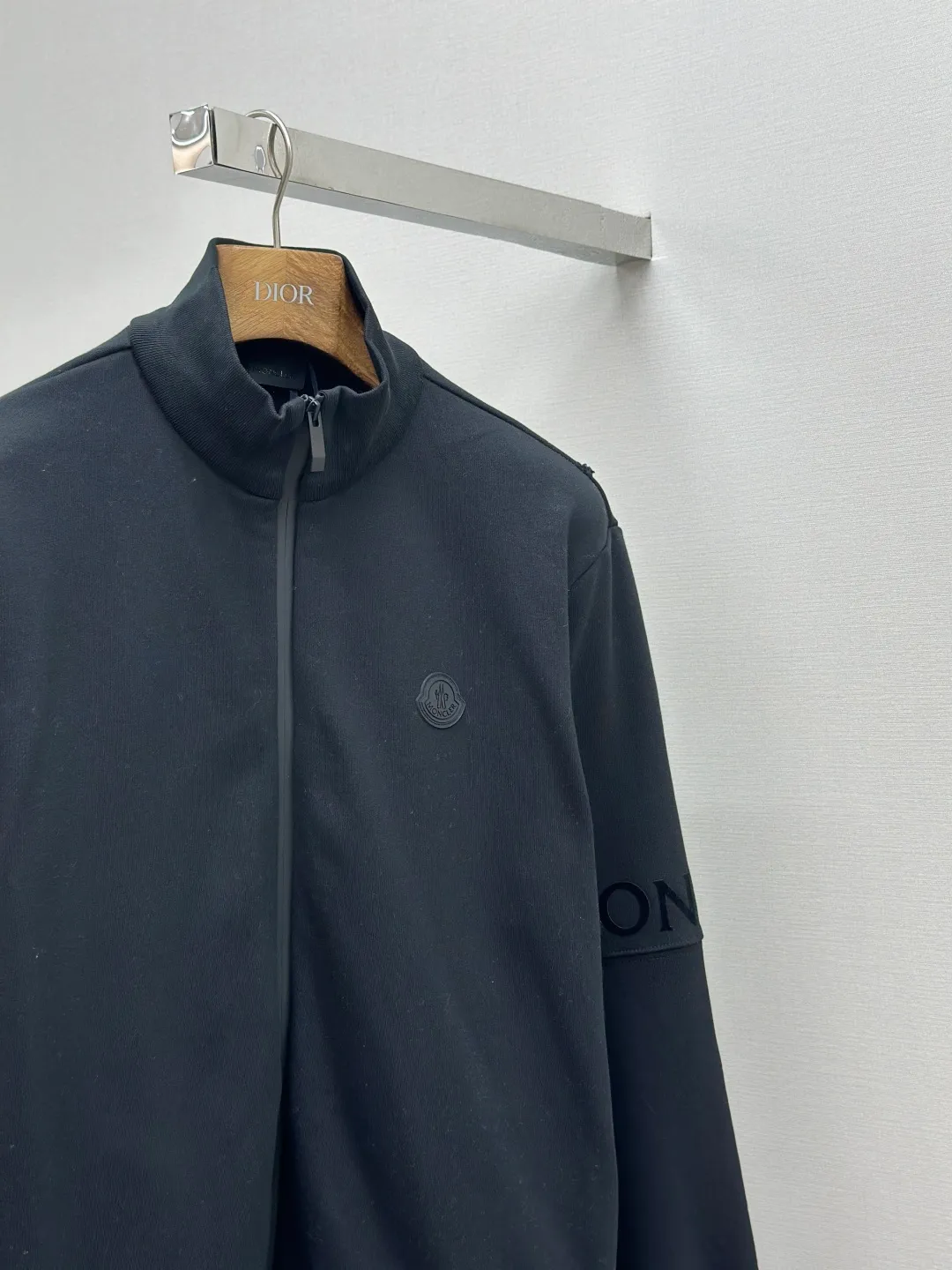 P460 MONCLER stand-up collar cotton solid color zipper sweatshirt ●Original version: purchased and developed for 7300 ●Item number: 1681451-A95 ●Fabric: Austrian cotton sweatshirt fabric ●Technology: high temperature heat transfer ●Color: black ●Version: fitted version ●Weight: about 755 grams ●Size: S-M-L-XL ●Description: This jacket is made of high-quality stretch knitted fabric, which is soft and elastic. The black tone shows a simple and high-end feel. The stand-up collar design is equipped with a two-way metal zipper, which is smooth, durable and fits the neck well. The brand logo on the chest adopts three-dimensional embossing technology, and the pattern is clear and three-dimensional; the "MONCLER" letters on the sleeves and arms are embroidered with delicate stitches, highlighting the brand recognition. The body is sewn using industrial-grade flat-stitching technology, with smooth and even stitches. The rib design on the hem and cuffs is elasticized to fit the body shape and is durable. From the selection of fabrics to the control of craftsmanship details, every process reflects Moncler's pursuit of craftsmanship precision and fashion style. It not only retains the daily wearability of the jacket, but also demonstrates the brand's light luxury recognition through exquisite logos. It is a fusion of casual style and exquisite craftsmanship. The overall wiring is straight and delicate, the fabric is comfortable and soft, and the color is consistent without color difference. It can be matched with the same style to create a fashionable look and control various occasions. Customized accessories, complete with three standards, same style for men and women!