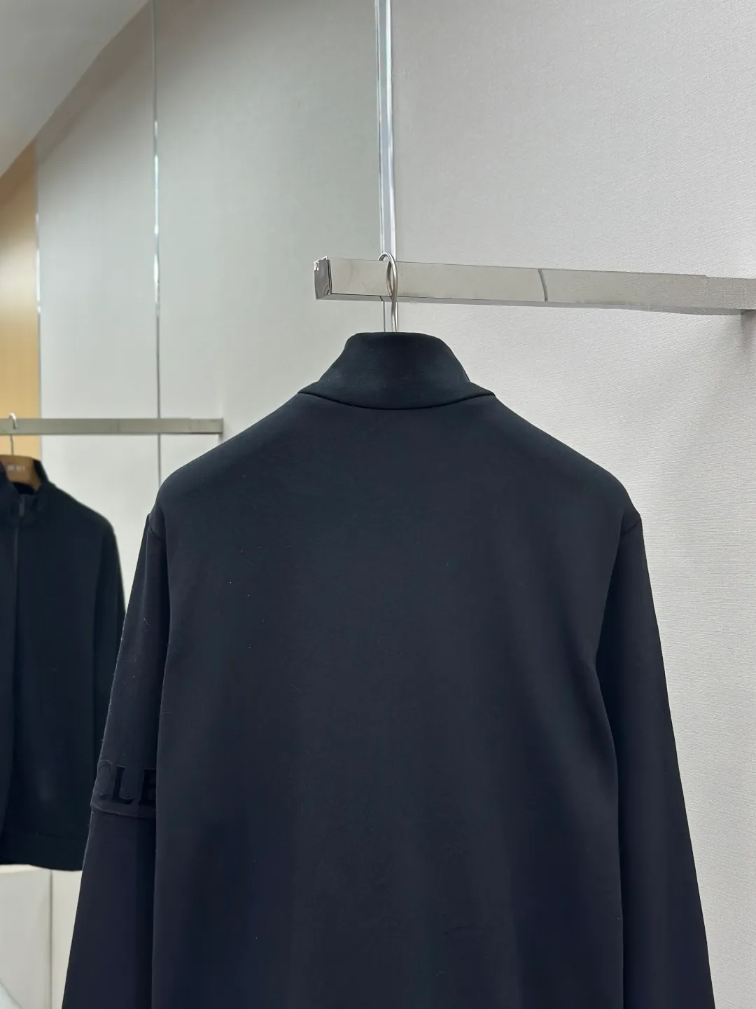P460 MONCLER stand-up collar cotton solid color zipper sweatshirt ●Original version: purchased and developed for 7300 ●Item number: 1681451-A95 ●Fabric: Austrian cotton sweatshirt fabric ●Technology: high temperature heat transfer ●Color: black ●Version: fitted version ●Weight: about 755 grams ●Size: S-M-L-XL ●Description: This jacket is made of high-quality stretch knitted fabric, which is soft and elastic. The black tone shows a simple and high-end feel. The stand-up collar design is equipped with a two-way metal zipper, which is smooth, durable and fits the neck well. The brand logo on the chest adopts three-dimensional embossing technology, and the pattern is clear and three-dimensional; the "MONCLER" letters on the sleeves and arms are embroidered with delicate stitches, highlighting the brand recognition. The body is sewn using industrial-grade flat-stitching technology, with smooth and even stitches. The rib design on the hem and cuffs is elasticized to fit the body shape and is durable. From the selection of fabrics to the control of craftsmanship details, every process reflects Moncler's pursuit of craftsmanship precision and fashion style. It not only retains the daily wearability of the jacket, but also demonstrates the brand's light luxury recognition through exquisite logos. It is a fusion of casual style and exquisite craftsmanship. The overall wiring is straight and delicate, the fabric is comfortable and soft, and the color is consistent without color difference. It can be matched with the same style to create a fashionable look and control various occasions. Customized accessories, complete with three standards, same style for men and women!