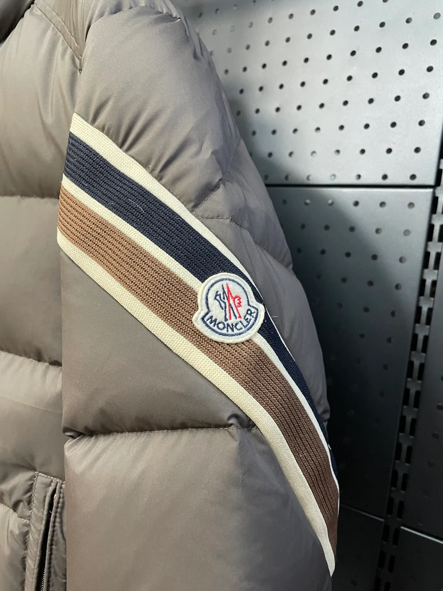 P840 🆕❤️2️⃣0️⃣2️⃣4️⃣🆕Premium down⬆️Moncler Solayan men's three-color trim short down jacket. Premium goose down filling. The finest, lightest and neatest fabric. Solayan men's short down jacket is decorated with seasonal iconic stripe details, blending sportsmanship and timeless style.  The Solayan down jacket is made of micro chic fabric and has a tough square shape design, highlighting Moncler's sporty spirit. This cropped down jacket features tricolor stripes on the sleeves, a seasonal take on the brand's signature. Comes with a practical pull-out hood. Details •Made from micro chic nylon fabric •Micro chic nylon lining •Down filled •Pull-out hood •Zip closure •Zip pockets •Adjustable cuffs •Elastic drawstring hem •Tri-color trim on sleeves Size: 1-5 Color: White Dark Brown Black