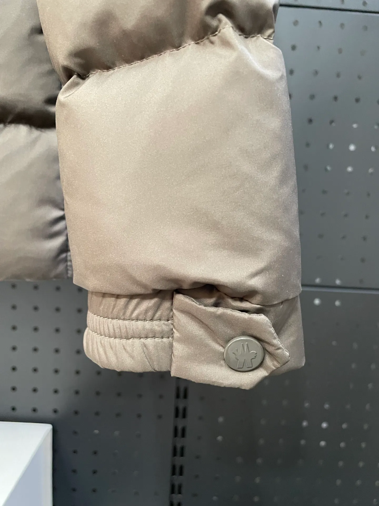 P840 🆕❤️2️⃣0️⃣2️⃣4️⃣🆕Premium down⬆️Moncler Solayan men's three-color trim short down jacket. Premium goose down filling. The finest, lightest and neatest fabric. Solayan men's short down jacket is decorated with seasonal iconic stripe details, blending sportsmanship and timeless style.  The Solayan down jacket is made of micro chic fabric and has a tough square shape design, highlighting Moncler's sporty spirit. This cropped down jacket features tricolor stripes on the sleeves, a seasonal take on the brand's signature. Comes with a practical pull-out hood. Details •Made from micro chic nylon fabric •Micro chic nylon lining •Down filled •Pull-out hood •Zip closure •Zip pockets •Adjustable cuffs •Elastic drawstring hem •Tri-color trim on sleeves Size: 1-5 Color: White Dark Brown Black