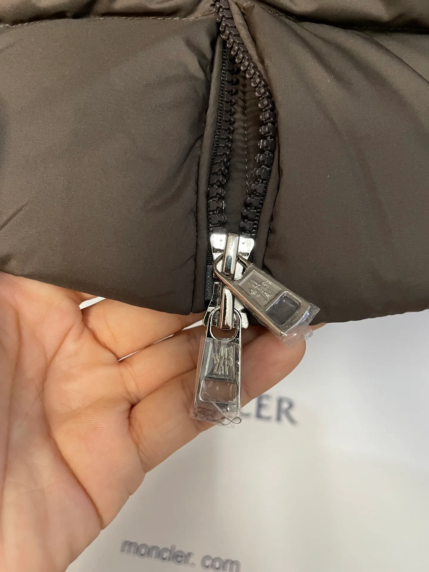 P840 🆕❤️2️⃣0️⃣2️⃣4️⃣🆕Premium down⬆️Moncler Solayan men's three-color trim short down jacket. Premium goose down filling. The finest, lightest and neatest fabric. Solayan men's short down jacket is decorated with seasonal iconic stripe details, blending sportsmanship and timeless style.  The Solayan down jacket is made of micro chic fabric and has a tough square shape design, highlighting Moncler's sporty spirit. This cropped down jacket features tricolor stripes on the sleeves, a seasonal take on the brand's signature. Comes with a practical pull-out hood. Details •Made from micro chic nylon fabric •Micro chic nylon lining •Down filled •Pull-out hood •Zip closure •Zip pockets •Adjustable cuffs •Elastic drawstring hem •Tri-color trim on sleeves Size: 1-5 Color: White Dark Brown Black