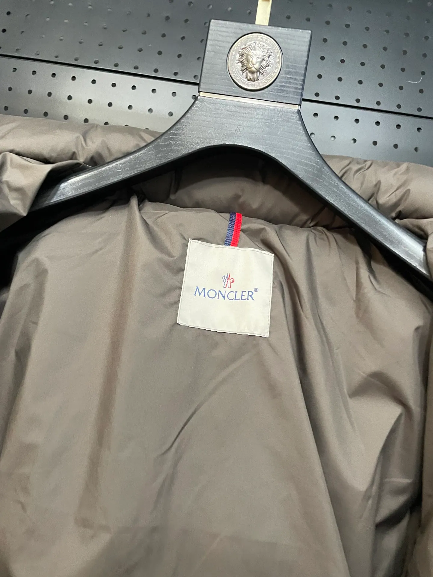 P840 🆕❤️2️⃣0️⃣2️⃣4️⃣🆕Premium down⬆️Moncler Solayan men's three-color trim short down jacket. Premium goose down filling. The finest, lightest and neatest fabric. Solayan men's short down jacket is decorated with seasonal iconic stripe details, blending sportsmanship and timeless style.  The Solayan down jacket is made of micro chic fabric and has a tough square shape design, highlighting Moncler's sporty spirit. This cropped down jacket features tricolor stripes on the sleeves, a seasonal take on the brand's signature. Comes with a practical pull-out hood. Details •Made from micro chic nylon fabric •Micro chic nylon lining •Down filled •Pull-out hood •Zip closure •Zip pockets •Adjustable cuffs •Elastic drawstring hem •Tri-color trim on sleeves Size: 1-5 Color: White Dark Brown Black