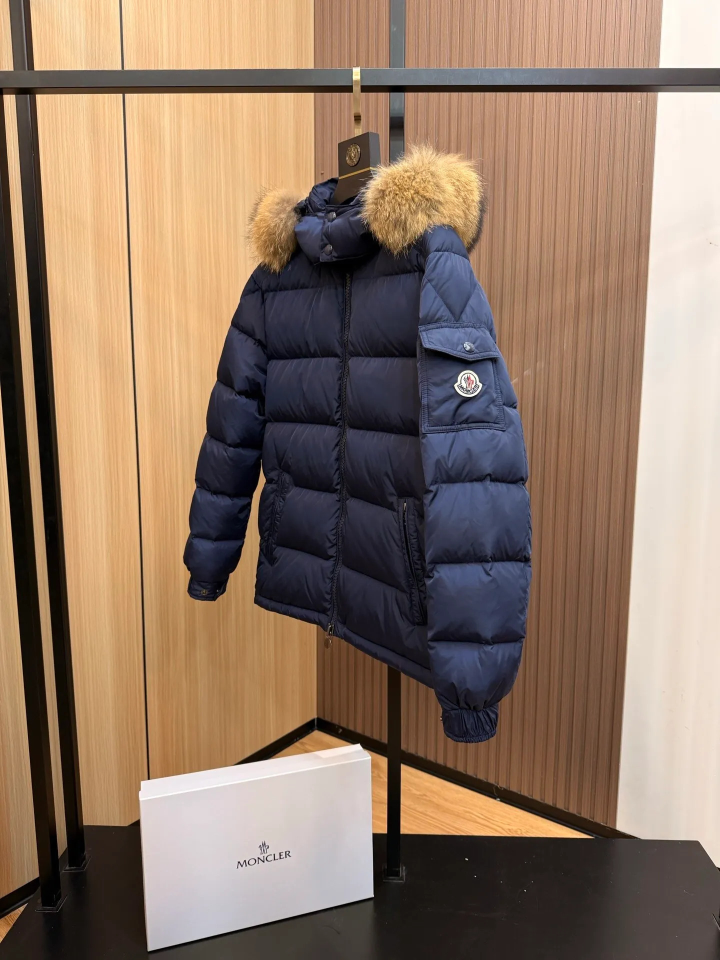 P1040 ⬆️Moncler Mayaf short men's down jacket. The hood is removable. The fur collar is removable. Based on Maya, a removable fur collar is added. The Mayaf men's hooded down jacket is made of functional nylon fabric, and the hood is equipped with removable synthetic material trim.  The Mayaf short down jacket is a reinterpretation of the classic Moncler Maya style in an instantly recognizable silhouette, with a removable hood and adjustable hem. Made from functional fabric with removable synthetic trim on the hood. The sleeves are embellished with classic patch pockets, reflecting the brand's signature style. Details •Made from functional fabric •Technical fabric lining •Down-filled •Push-stud collar •Detachable hood with removable synthetic trim •Zip closure •Zip pockets •Patch pockets with press-stud •Adjustable elastic cuffs •Adjustable drawstring hem
