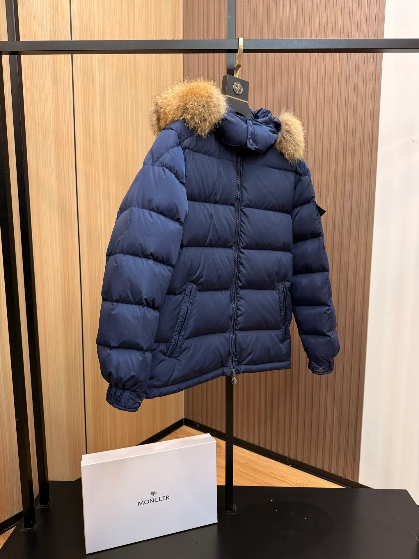 P1040 ⬆️Moncler Mayaf short men's down jacket. The hood is removable. The fur collar is removable. Based on Maya, a removable fur collar is added. The Mayaf men's hooded down jacket is made of functional nylon fabric, and the hood is equipped with removable synthetic material trim.  The Mayaf short down jacket is a reinterpretation of the classic Moncler Maya style in an instantly recognizable silhouette, with a removable hood and adjustable hem. Made from functional fabric with removable synthetic trim on the hood. The sleeves are embellished with classic patch pockets, reflecting the brand's signature style. Details •Made from functional fabric •Technical fabric lining •Down-filled •Push-stud collar •Detachable hood with removable synthetic trim •Zip closure •Zip pockets •Patch pockets with press-stud •Adjustable elastic cuffs •Adjustable drawstring hem