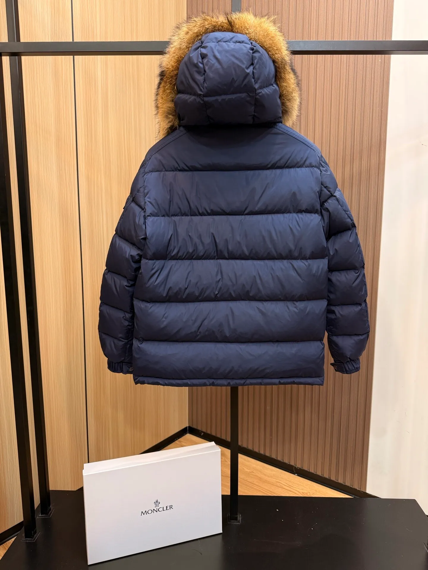 P1040 ⬆️Moncler Mayaf short men's down jacket. The hood is removable. The fur collar is removable. Based on Maya, a removable fur collar is added. The Mayaf men's hooded down jacket is made of functional nylon fabric, and the hood is equipped with removable synthetic material trim.  The Mayaf short down jacket is a reinterpretation of the classic Moncler Maya style in an instantly recognizable silhouette, with a removable hood and adjustable hem. Made from functional fabric with removable synthetic trim on the hood. The sleeves are embellished with classic patch pockets, reflecting the brand's signature style. Details •Made from functional fabric •Technical fabric lining •Down-filled •Push-stud collar •Detachable hood with removable synthetic trim •Zip closure •Zip pockets •Patch pockets with press-stud •Adjustable elastic cuffs •Adjustable drawstring hem