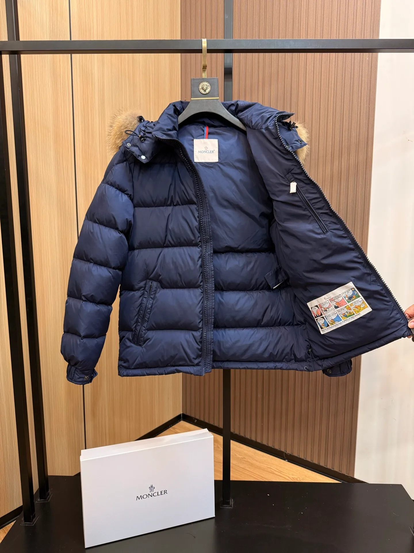 P1040 ⬆️Moncler Mayaf short men's down jacket. The hood is removable. The fur collar is removable. Based on Maya, a removable fur collar is added. The Mayaf men's hooded down jacket is made of functional nylon fabric, and the hood is equipped with removable synthetic material trim.  The Mayaf short down jacket is a reinterpretation of the classic Moncler Maya style in an instantly recognizable silhouette, with a removable hood and adjustable hem. Made from functional fabric with removable synthetic trim on the hood. The sleeves are embellished with classic patch pockets, reflecting the brand's signature style. Details •Made from functional fabric •Technical fabric lining •Down-filled •Push-stud collar •Detachable hood with removable synthetic trim •Zip closure •Zip pockets •Patch pockets with press-stud •Adjustable elastic cuffs •Adjustable drawstring hem
