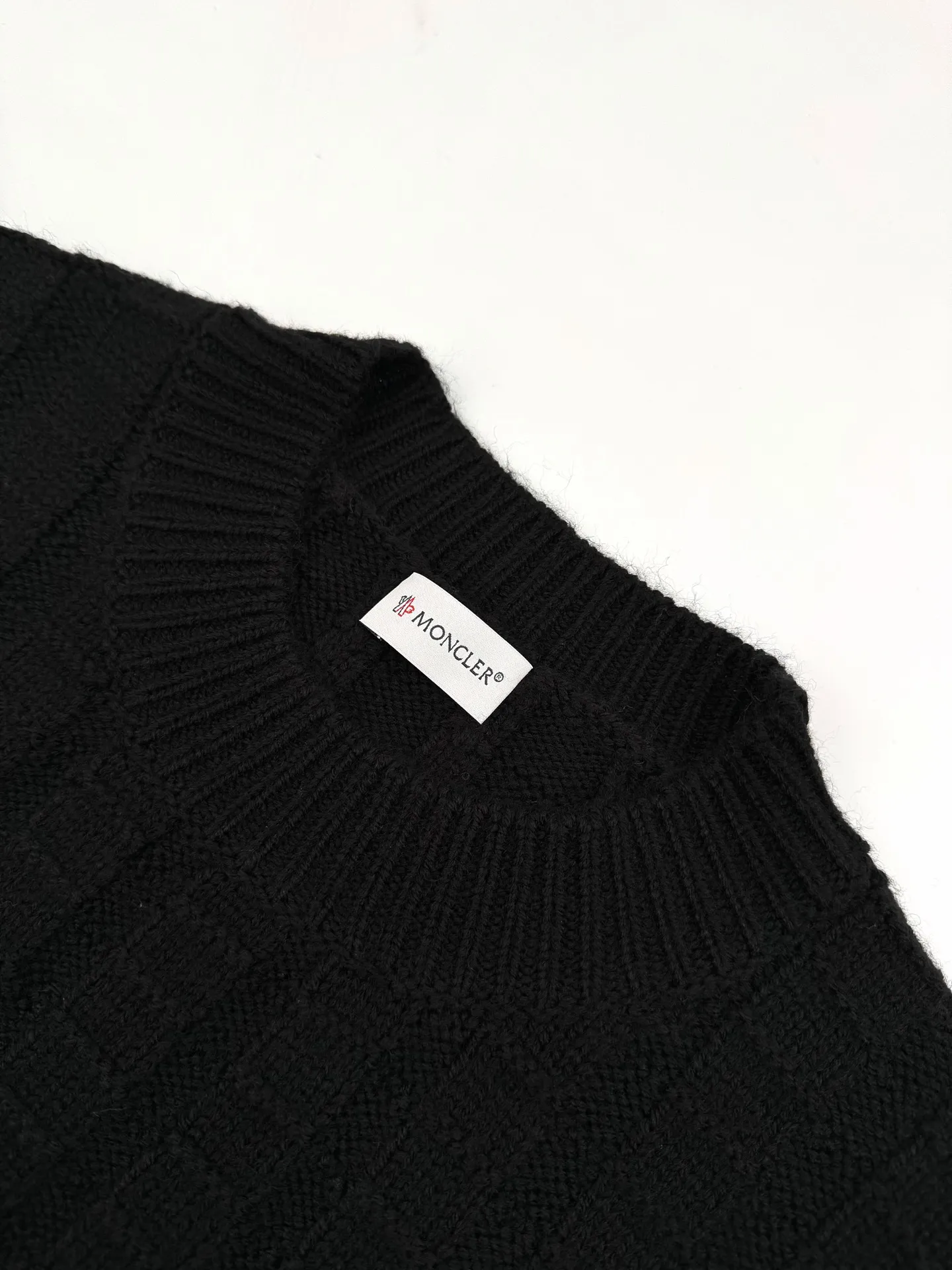P410 Moncler embossed knitted logo sweater. Custom-woven carved wool texture. Soft and delicate, comfortable and close to the skin. The main color is rich black. It has a warm and devouring charm. It exudes an irresistible charm. Using three-dimensional texture as the brushstrokes, the whole embossed knitting reconstructs the dimension of knitting aesthetics. The texture halo that produces light and dark gradients as the human body moves. The iconic Moncler logo embroidery logo decorates the sleeves. It is highly recognizable. The power aesthetic is hidden in the hedging of rigidity and softness. The ultimate expression of elegance. There is no need to deliberately create your own style. Process 1: Whole-piece embossed vertical grain knitting. Through specific stitching and fabric tissue changes, the vertical grains are presented with a relief effect that protrudes on the surface of the sweater by changing the arrangement of stitches and the density of the fabric, forming undulating changes in the vertical grains. Craft 2: Curved thread structure. By changing the stitching and yarn arrangement during the knitting process, the yarns present a curved distribution in the fabric. Craft 3: Garment washing, softening and deodorization process. Use professional washing equipment and specific detergents to deep clean and deodorize clothes to improve the feel and appearance of clothes. Accessories: Customized 1:1 Moncler embroidered logo Customized 1:1 Moncler trademark Fit: Loose fit Size: S M L XL Style number: AA508