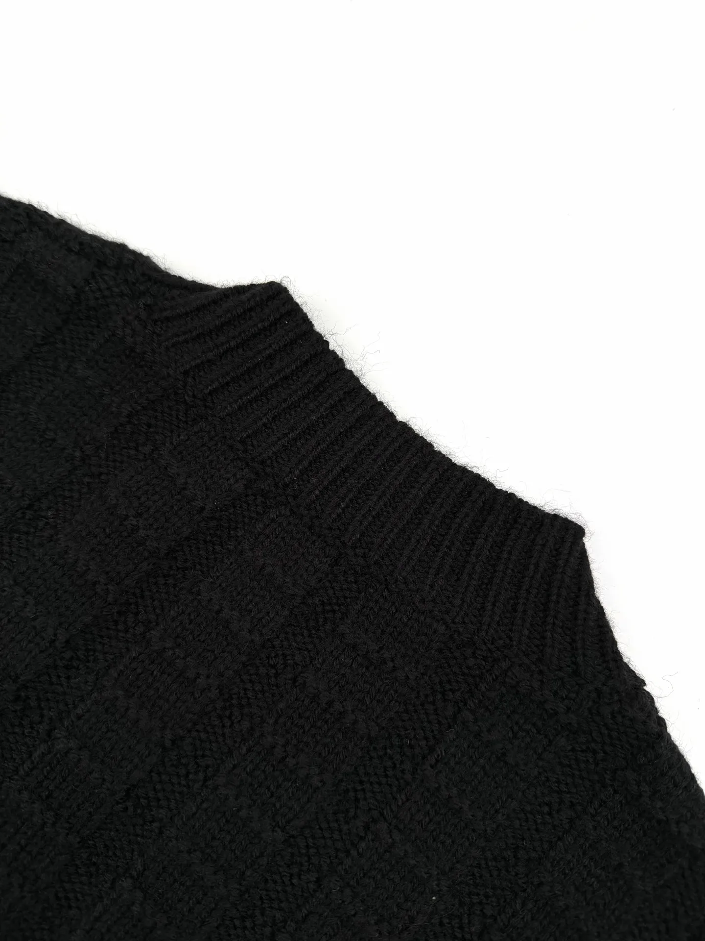 P410 Moncler embossed knitted logo sweater. Custom-woven carved wool texture. Soft and delicate, comfortable and close to the skin. The main color is rich black. It has a warm and devouring charm. It exudes an irresistible charm. Using three-dimensional texture as the brushstrokes, the whole embossed knitting reconstructs the dimension of knitting aesthetics. The texture halo that produces light and dark gradients as the human body moves. The iconic Moncler logo embroidery logo decorates the sleeves. It is highly recognizable. The power aesthetic is hidden in the hedging of rigidity and softness. The ultimate expression of elegance. There is no need to deliberately create your own style. Process 1: Whole-piece embossed vertical grain knitting. Through specific stitching and fabric tissue changes, the vertical grains are presented with a relief effect that protrudes on the surface of the sweater by changing the arrangement of stitches and the density of the fabric, forming undulating changes in the vertical grains. Craft 2: Curved thread structure. By changing the stitching and yarn arrangement during the knitting process, the yarns present a curved distribution in the fabric. Craft 3: Garment washing, softening and deodorization process. Use professional washing equipment and specific detergents to deep clean and deodorize clothes to improve the feel and appearance of clothes. Accessories: Customized 1:1 Moncler embroidered logo Customized 1:1 Moncler trademark Fit: Loose fit Size: S M L XL Style number: AA508