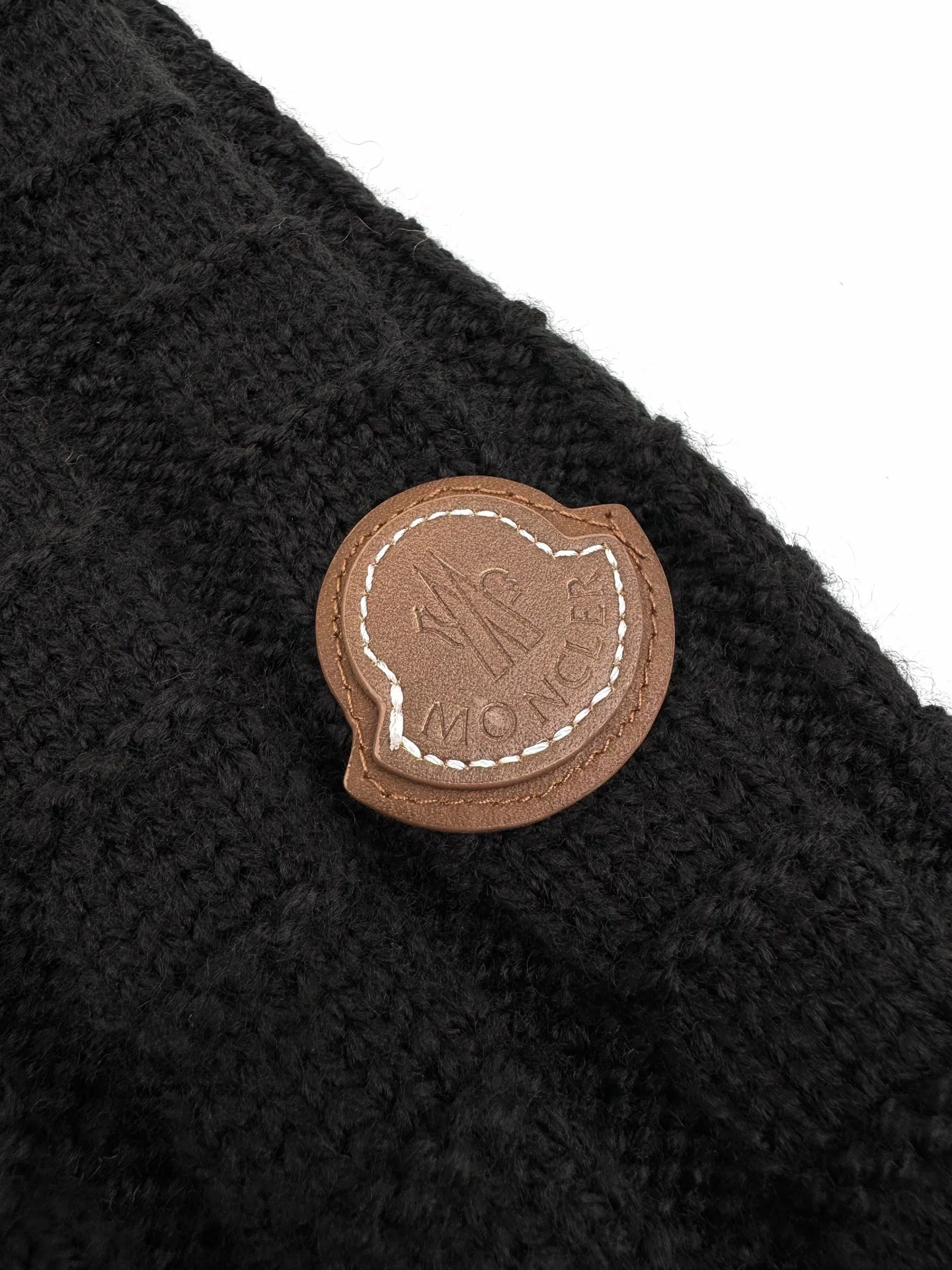 P410 Moncler embossed knitted logo sweater. Custom-woven carved wool texture. Soft and delicate, comfortable and close to the skin. The main color is rich black. It has a warm and devouring charm. It exudes an irresistible charm. Using three-dimensional texture as the brushstrokes, the whole embossed knitting reconstructs the dimension of knitting aesthetics. The texture halo that produces light and dark gradients as the human body moves. The iconic Moncler logo embroidery logo decorates the sleeves. It is highly recognizable. The power aesthetic is hidden in the hedging of rigidity and softness. The ultimate expression of elegance. There is no need to deliberately create your own style. Process 1: Whole-piece embossed vertical grain knitting. Through specific stitching and fabric tissue changes, the vertical grains are presented with a relief effect that protrudes on the surface of the sweater by changing the arrangement of stitches and the density of the fabric, forming undulating changes in the vertical grains. Craft 2: Curved thread structure. By changing the stitching and yarn arrangement during the knitting process, the yarns present a curved distribution in the fabric. Craft 3: Garment washing, softening and deodorization process. Use professional washing equipment and specific detergents to deep clean and deodorize clothes to improve the feel and appearance of clothes. Accessories: Customized 1:1 Moncler embroidered logo Customized 1:1 Moncler trademark Fit: Loose fit Size: S M L XL Style number: AA508
