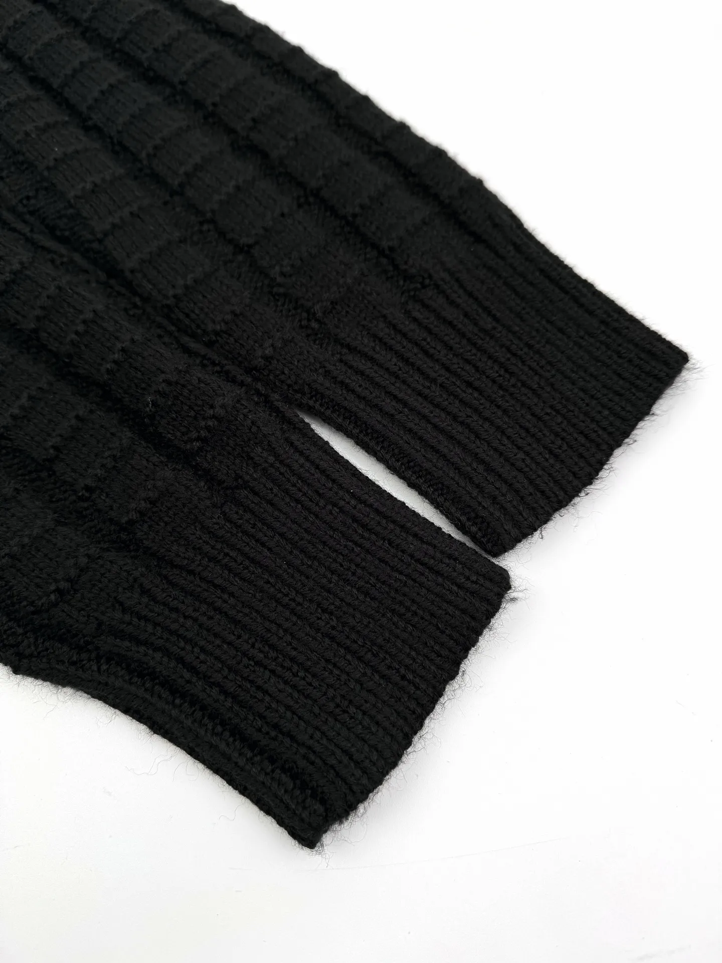 P410 Moncler embossed knitted logo sweater. Custom-woven carved wool texture. Soft and delicate, comfortable and close to the skin. The main color is rich black. It has a warm and devouring charm. It exudes an irresistible charm. Using three-dimensional texture as the brushstrokes, the whole embossed knitting reconstructs the dimension of knitting aesthetics. The texture halo that produces light and dark gradients as the human body moves. The iconic Moncler logo embroidery logo decorates the sleeves. It is highly recognizable. The power aesthetic is hidden in the hedging of rigidity and softness. The ultimate expression of elegance. There is no need to deliberately create your own style. Process 1: Whole-piece embossed vertical grain knitting. Through specific stitching and fabric tissue changes, the vertical grains are presented with a relief effect that protrudes on the surface of the sweater by changing the arrangement of stitches and the density of the fabric, forming undulating changes in the vertical grains. Craft 2: Curved thread structure. By changing the stitching and yarn arrangement during the knitting process, the yarns present a curved distribution in the fabric. Craft 3: Garment washing, softening and deodorization process. Use professional washing equipment and specific detergents to deep clean and deodorize clothes to improve the feel and appearance of clothes. Accessories: Customized 1:1 Moncler embroidered logo Customized 1:1 Moncler trademark Fit: Loose fit Size: S M L XL Style number: AA508