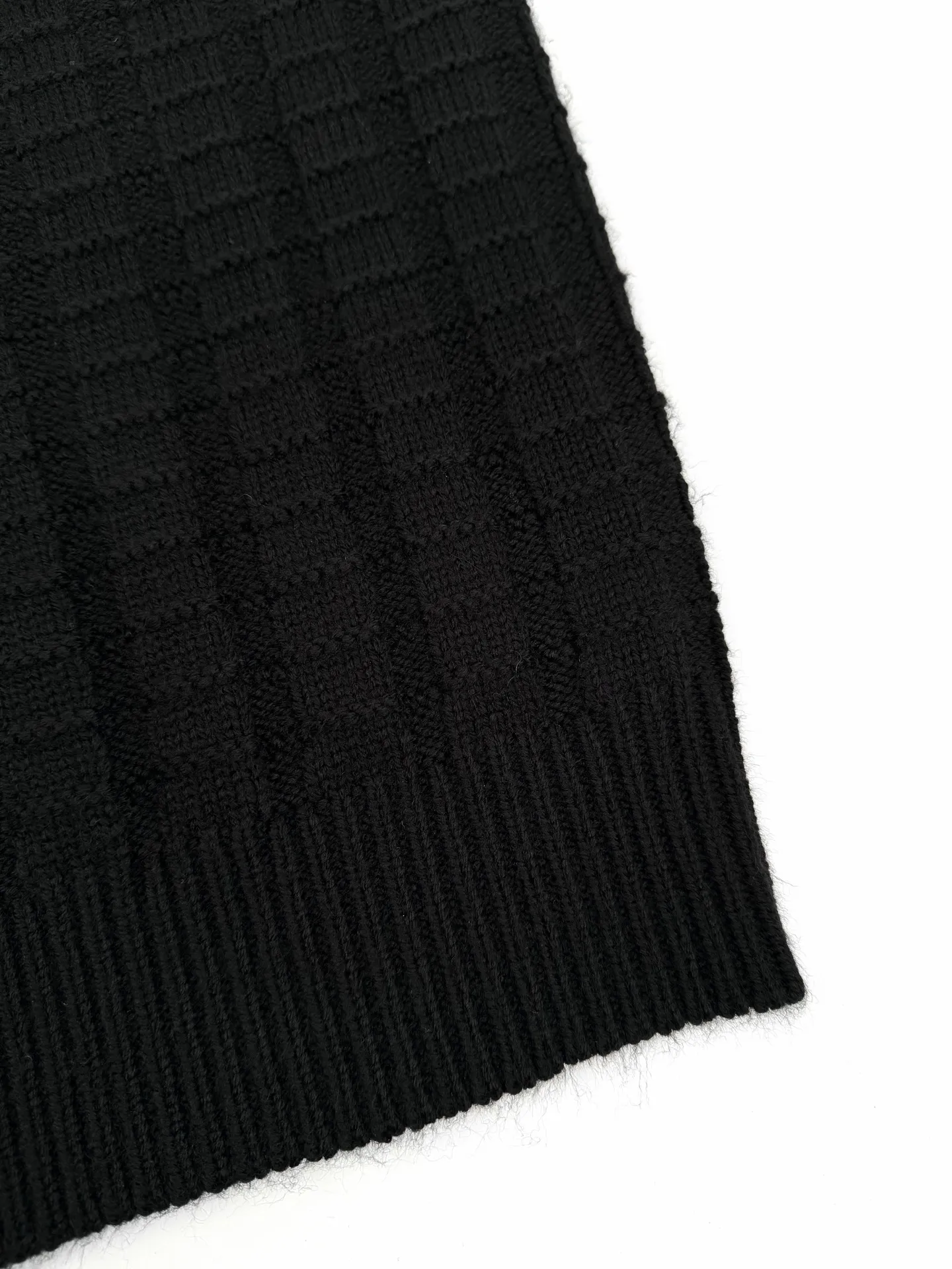 P410 Moncler embossed knitted logo sweater. Custom-woven carved wool texture. Soft and delicate, comfortable and close to the skin. The main color is rich black. It has a warm and devouring charm. It exudes an irresistible charm. Using three-dimensional texture as the brushstrokes, the whole embossed knitting reconstructs the dimension of knitting aesthetics. The texture halo that produces light and dark gradients as the human body moves. The iconic Moncler logo embroidery logo decorates the sleeves. It is highly recognizable. The power aesthetic is hidden in the hedging of rigidity and softness. The ultimate expression of elegance. There is no need to deliberately create your own style. Process 1: Whole-piece embossed vertical grain knitting. Through specific stitching and fabric tissue changes, the vertical grains are presented with a relief effect that protrudes on the surface of the sweater by changing the arrangement of stitches and the density of the fabric, forming undulating changes in the vertical grains. Craft 2: Curved thread structure. By changing the stitching and yarn arrangement during the knitting process, the yarns present a curved distribution in the fabric. Craft 3: Garment washing, softening and deodorization process. Use professional washing equipment and specific detergents to deep clean and deodorize clothes to improve the feel and appearance of clothes. Accessories: Customized 1:1 Moncler embroidered logo Customized 1:1 Moncler trademark Fit: Loose fit Size: S M L XL Style number: AA508