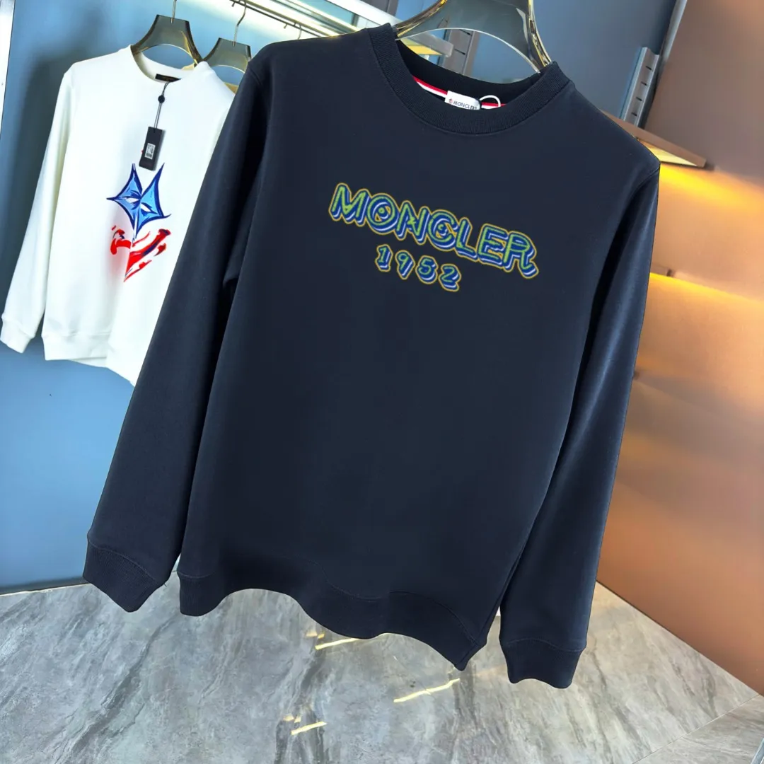 P210 High-version sweatshirt) [Long-term stock] 〖𝐌𝐎𝐍𝐂𝐋𝐄𝐑~Mask〗 Made of 440g heavy-weight fabric. It is different from the market currency. It can be matched with any variety and is properly handsome. 😎The whole dress is made of double waistcoats. The double waistcoats make the whole dress more three-dimensional. Not ordinary factories can do such fine work. 2025 Spring runway version of the T stage, on sale at the counter, round neck terry sweatshirt, high-end double-strand pure cotton, custom-made stretch ribs, dyed in the same vat, complete with three standards, matched with exquisite embroidered LOGO on the chest, simple and advanced, same style for men and women. Color: black, apricot, white, size: S M L XL 2XL