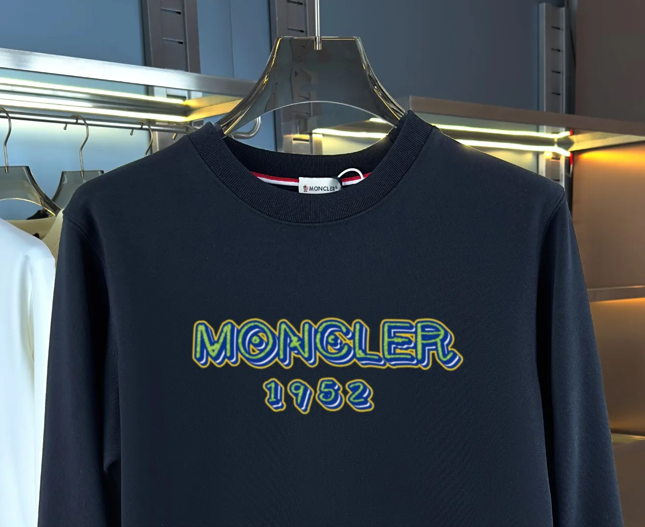P210 High-version sweatshirt) [Long-term stock] 〖𝐌𝐎𝐍𝐂𝐋𝐄𝐑~Mask〗 Made of 440g heavy-weight fabric. It is different from the market currency. It can be matched with any variety and is properly handsome. 😎The whole dress is made of double waistcoats. The double waistcoats make the whole dress more three-dimensional. Not ordinary factories can do such fine work. 2025 Spring runway version of the T stage, on sale at the counter, round neck terry sweatshirt, high-end double-strand pure cotton, custom-made stretch ribs, dyed in the same vat, complete with three standards, matched with exquisite embroidered LOGO on the chest, simple and advanced, same style for men and women. Color: black, apricot, white, size: S M L XL 2XL