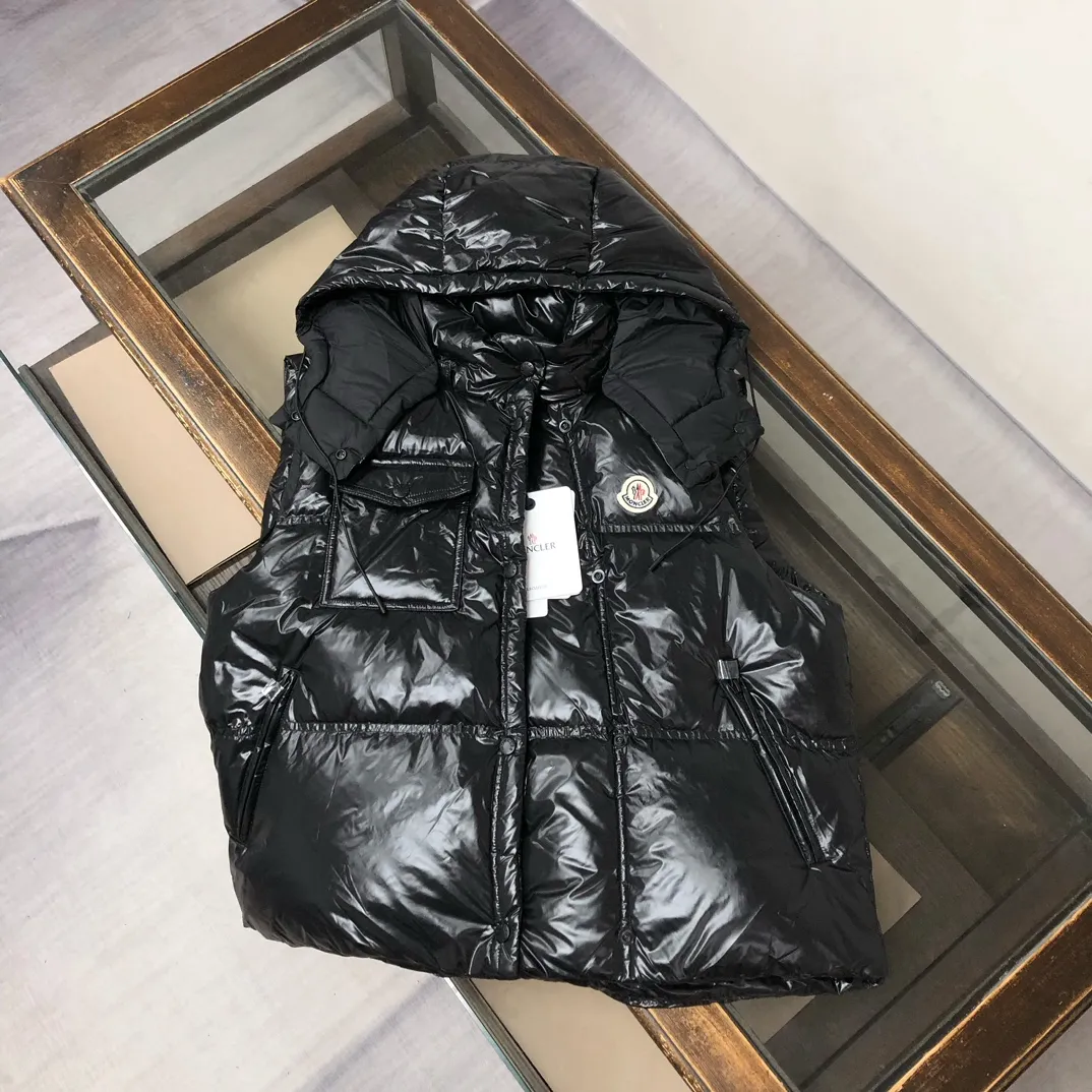 P900——————💛Women’s Moncler 25 autumn and winter latest product Pario women’s hooded down vest (hat🉑removable) Pario down vest cleverly uses shape and texture to show modern style. Made from functional super laque nylon fabric with a glossy finish. This hooded insulated piece features a double-snap closure for an asymmetrical shape. Trimmed with quilting in different sizes for a geometric feel. Color: black, off-white, rose red Size: 0-1-2 (SML)