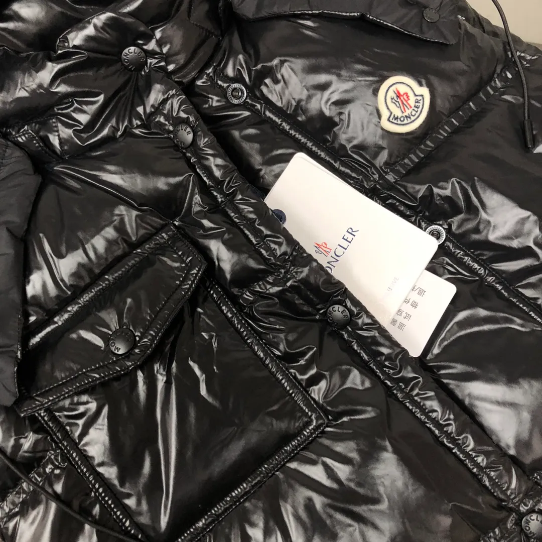 P900——————💛Women’s Moncler 25 autumn and winter latest product Pario women’s hooded down vest (hat🉑removable) Pario down vest cleverly uses shape and texture to show modern style. Made from functional super laque nylon fabric with a glossy finish. This hooded insulated piece features a double-snap closure for an asymmetrical shape. Trimmed with quilting in different sizes for a geometric feel. Color: black, off-white, rose red Size: 0-1-2 (SML)