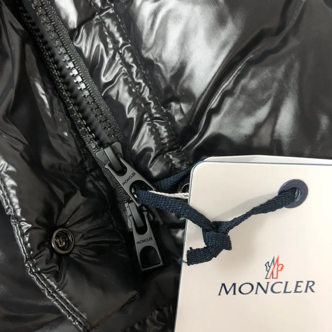 P900——————💛Women’s Moncler 25 autumn and winter latest product Pario women’s hooded down vest (hat🉑removable) Pario down vest cleverly uses shape and texture to show modern style. Made from functional super laque nylon fabric with a glossy finish. This hooded insulated piece features a double-snap closure for an asymmetrical shape. Trimmed with quilting in different sizes for a geometric feel. Color: black, off-white, rose red Size: 0-1-2 (SML)